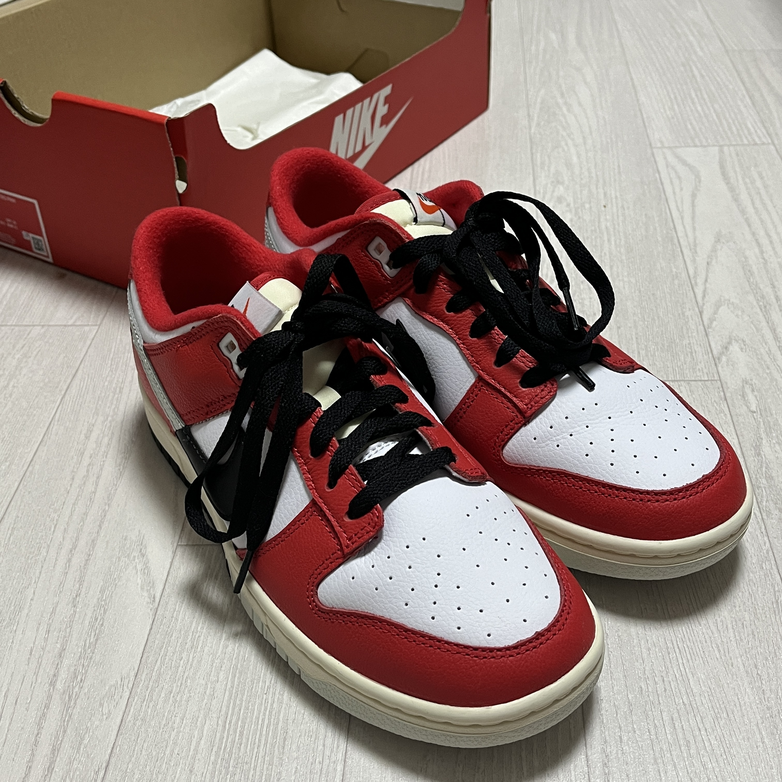 Nike Dunk Low Retro PRM University Red Black 착용 스타일
