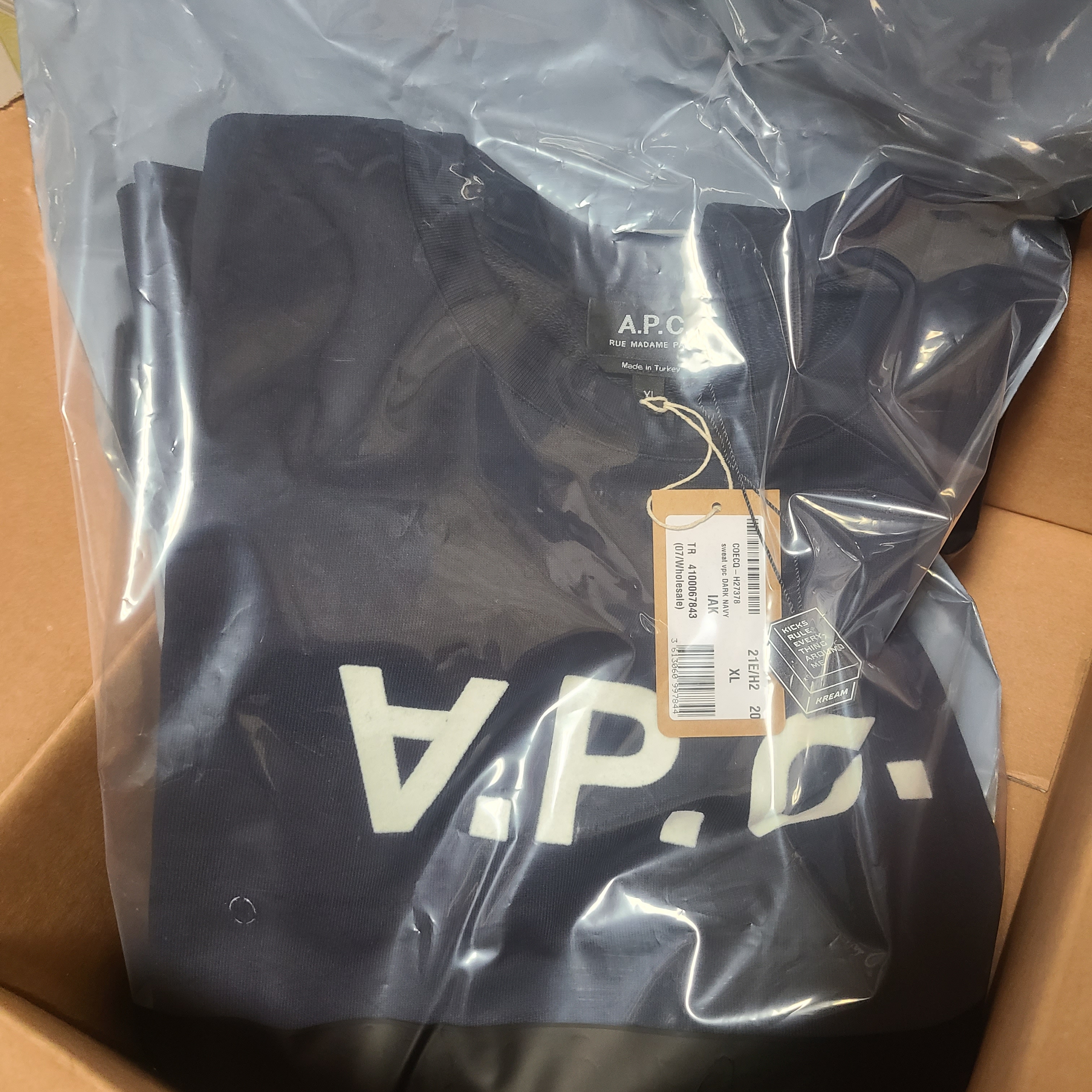 A.P.C. VPC Sweatshirt Dark Navy 착용 스타일 - 3
