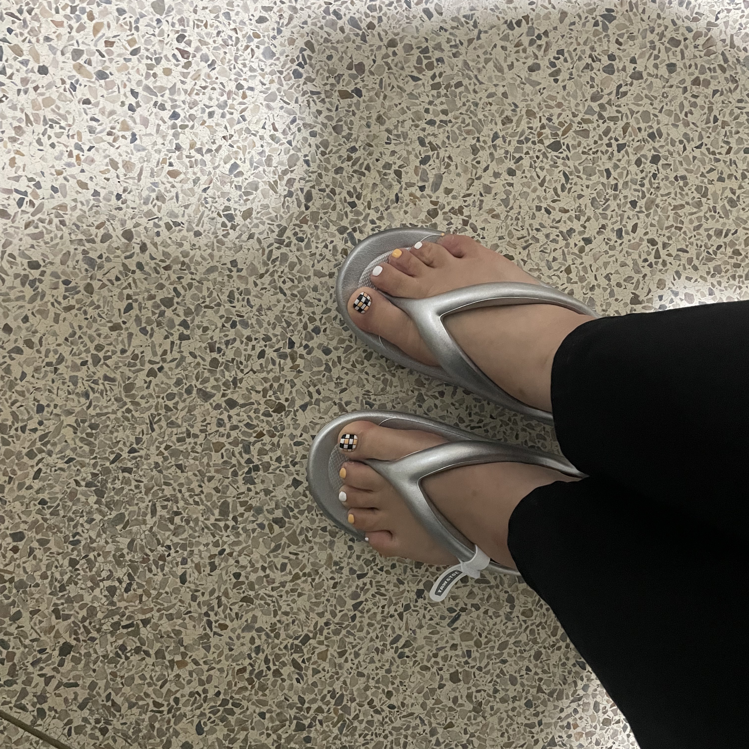 Taw&Toe Flip Flop Zerovity OG Light Silver 착용 스타일 - 2