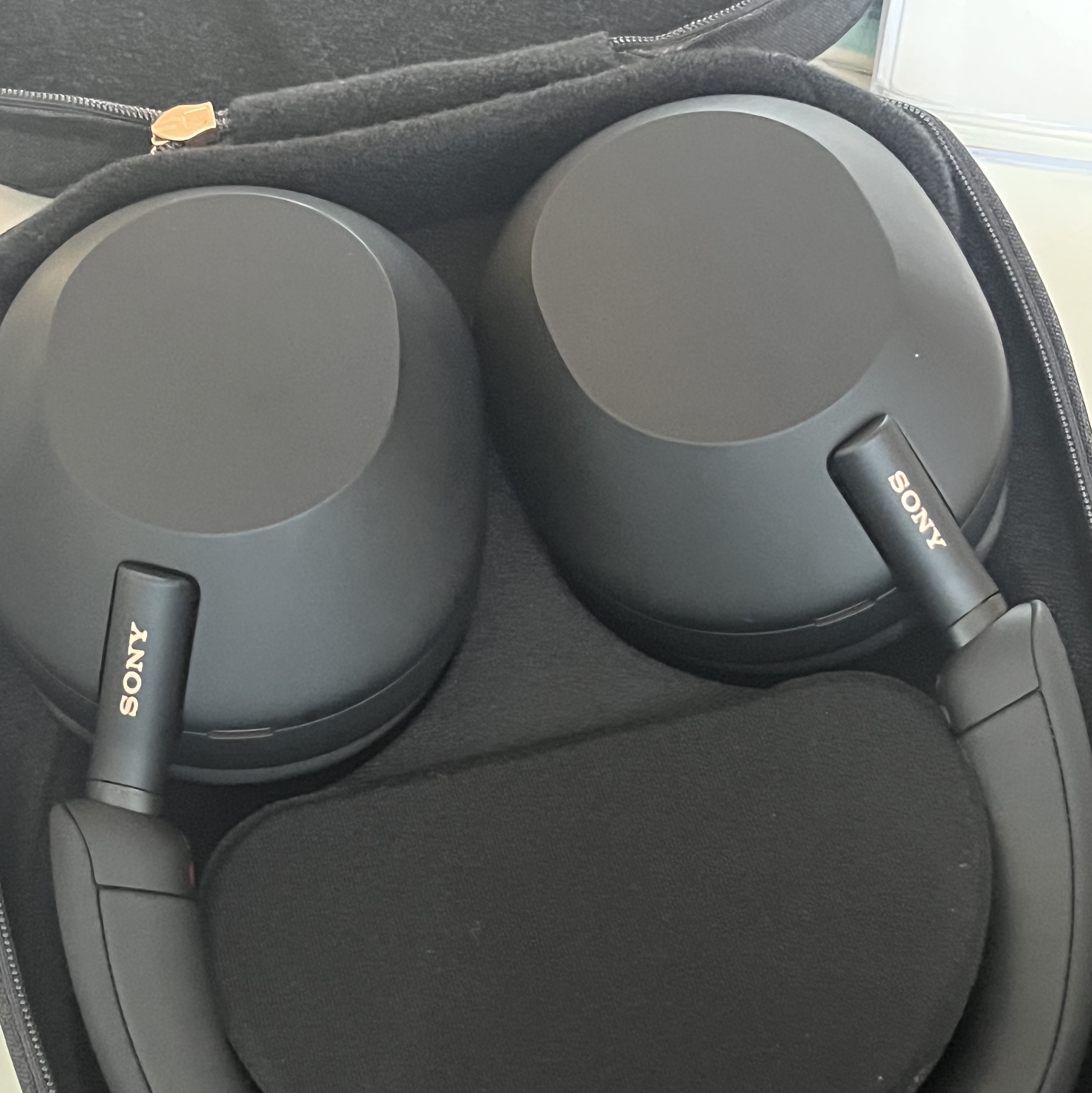 Sony WH-1000XM5 Black (Korean Ver.) 착용 스타일 - 1
