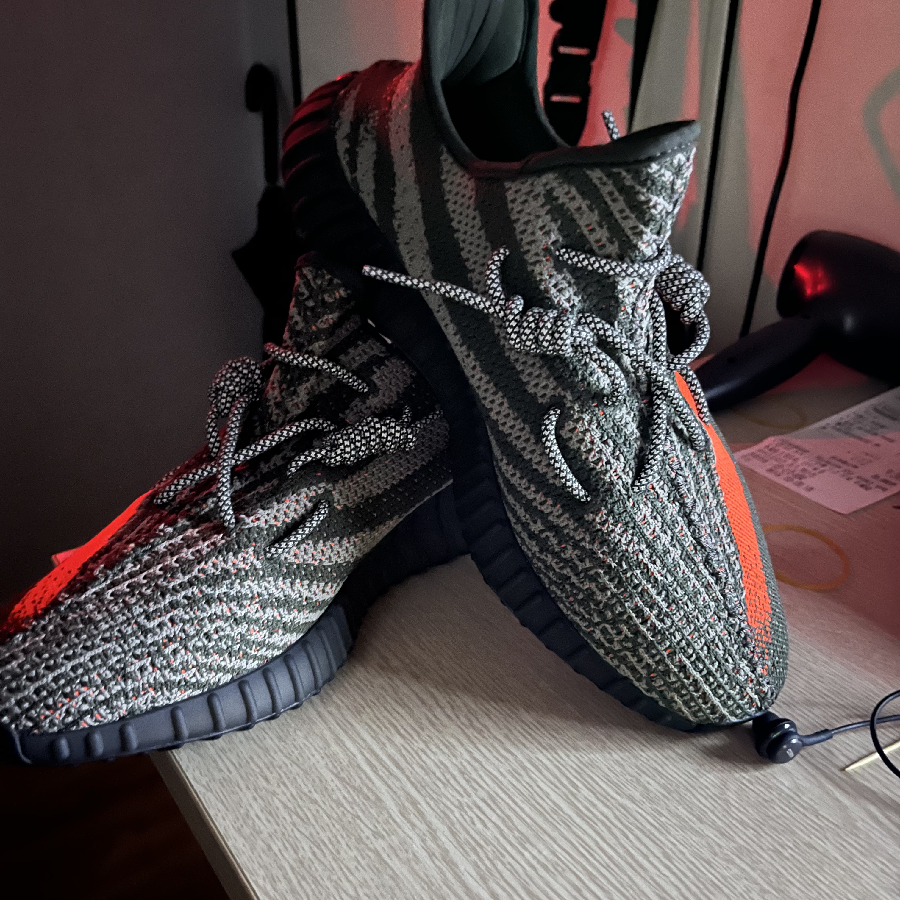 Adidas Yeezy Boost 350 V2 Carbon Beluga 착용 스타일
