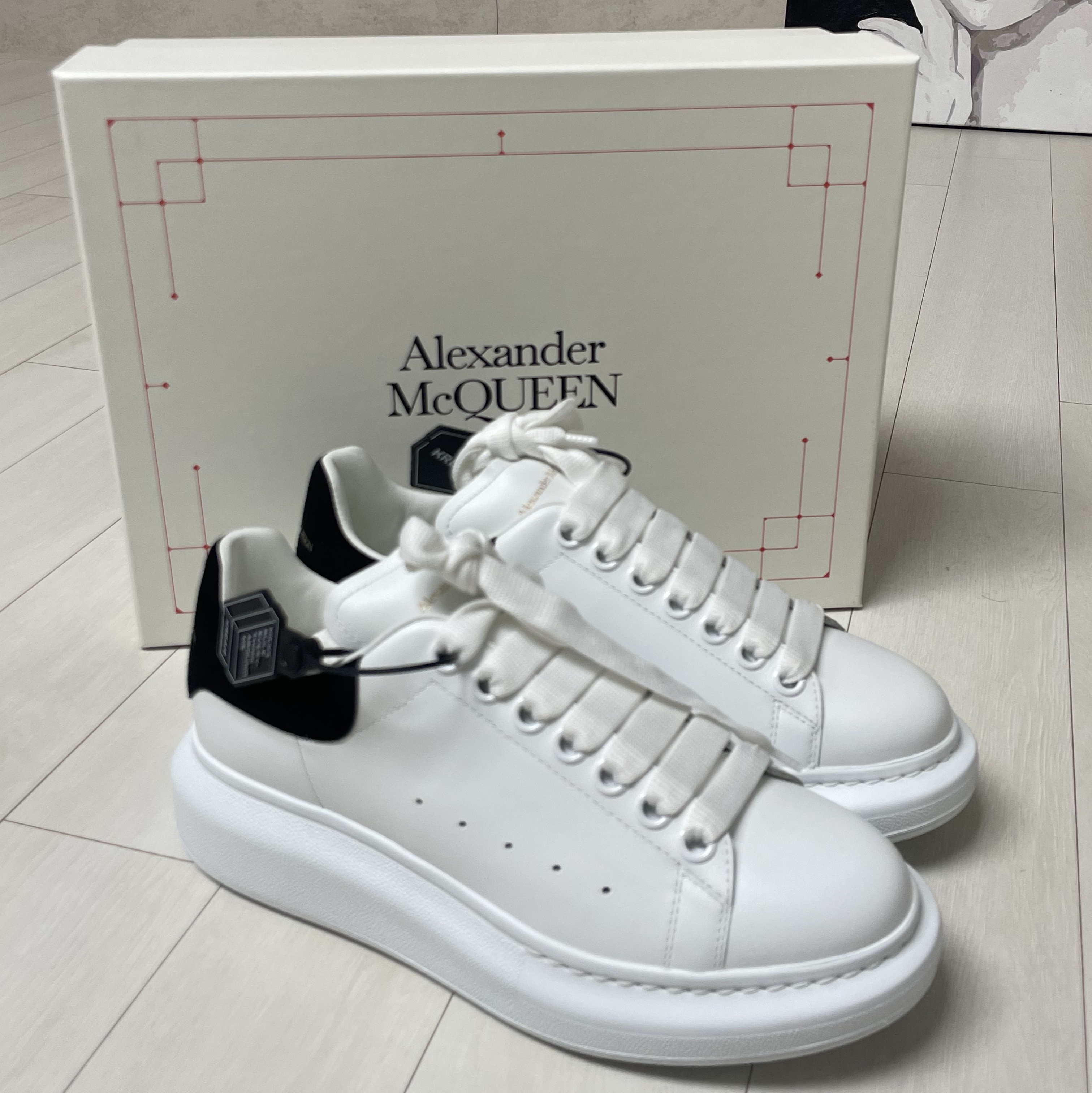 (W) Alexander McQueen Oversized Sneakers White Black 착용 스타일