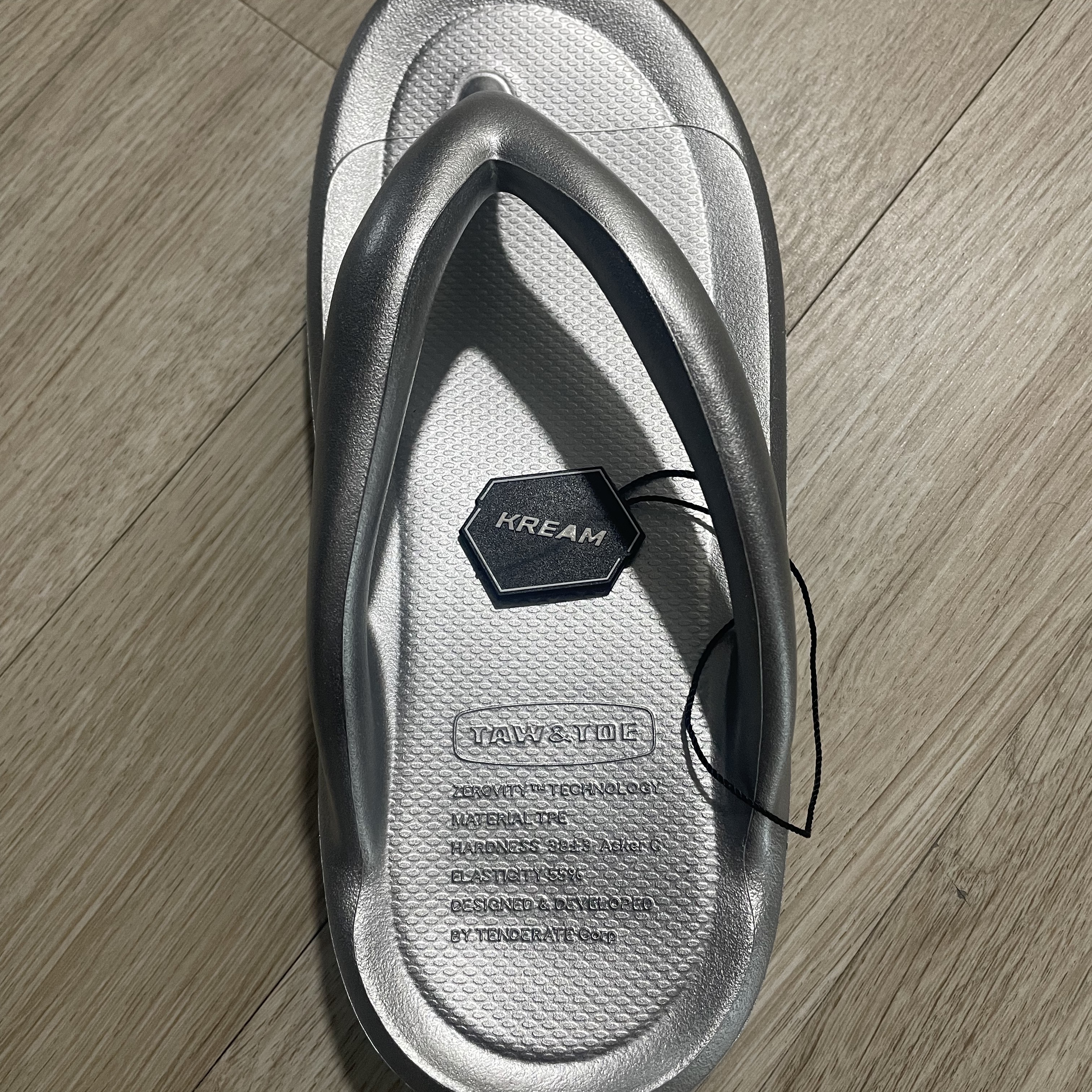 Taw&Toe Flip Flop Zerovity OG Light Silver 착용 스타일 - 1