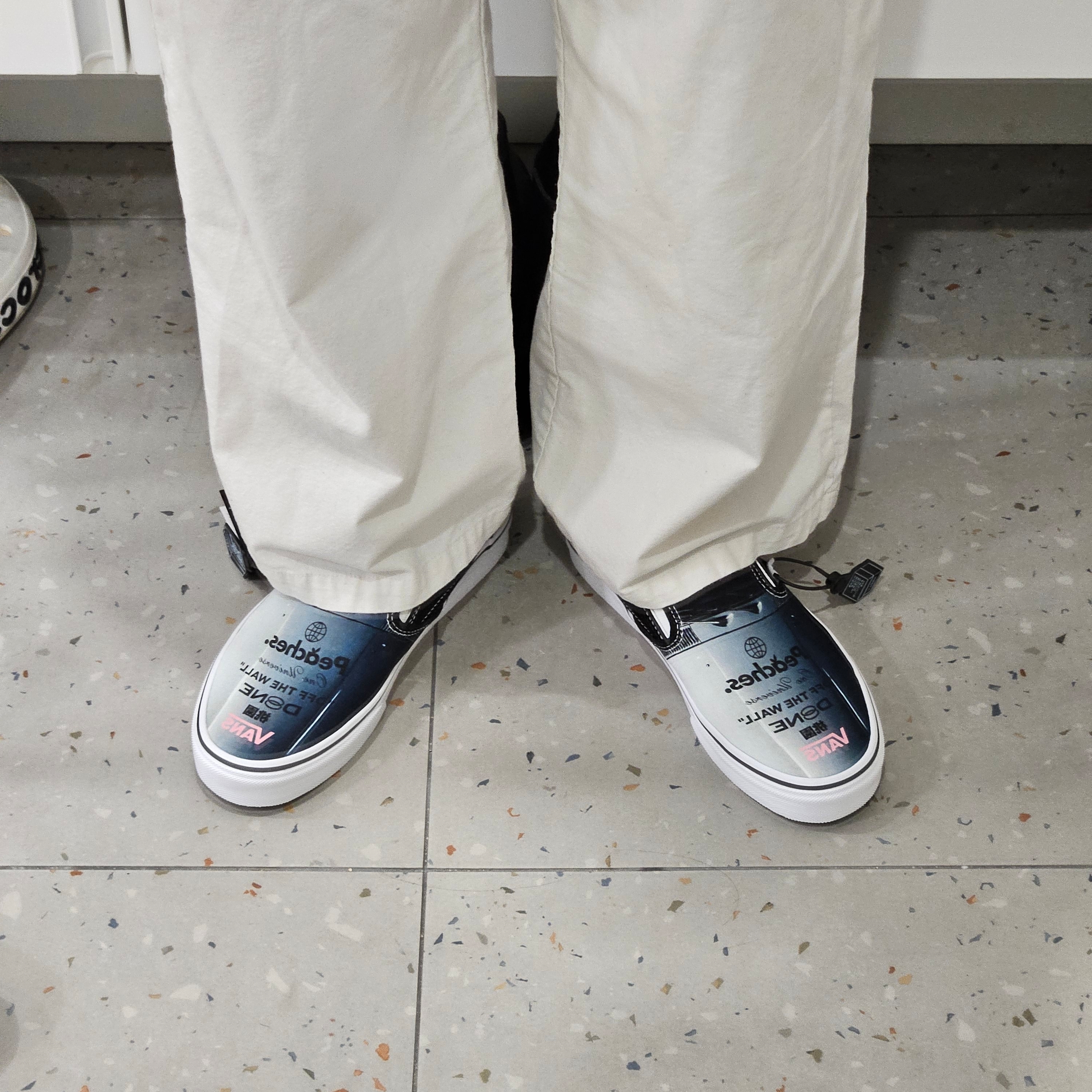 Vans x Peaches. Classic Slip-On Black True White 착용 스타일 - 2