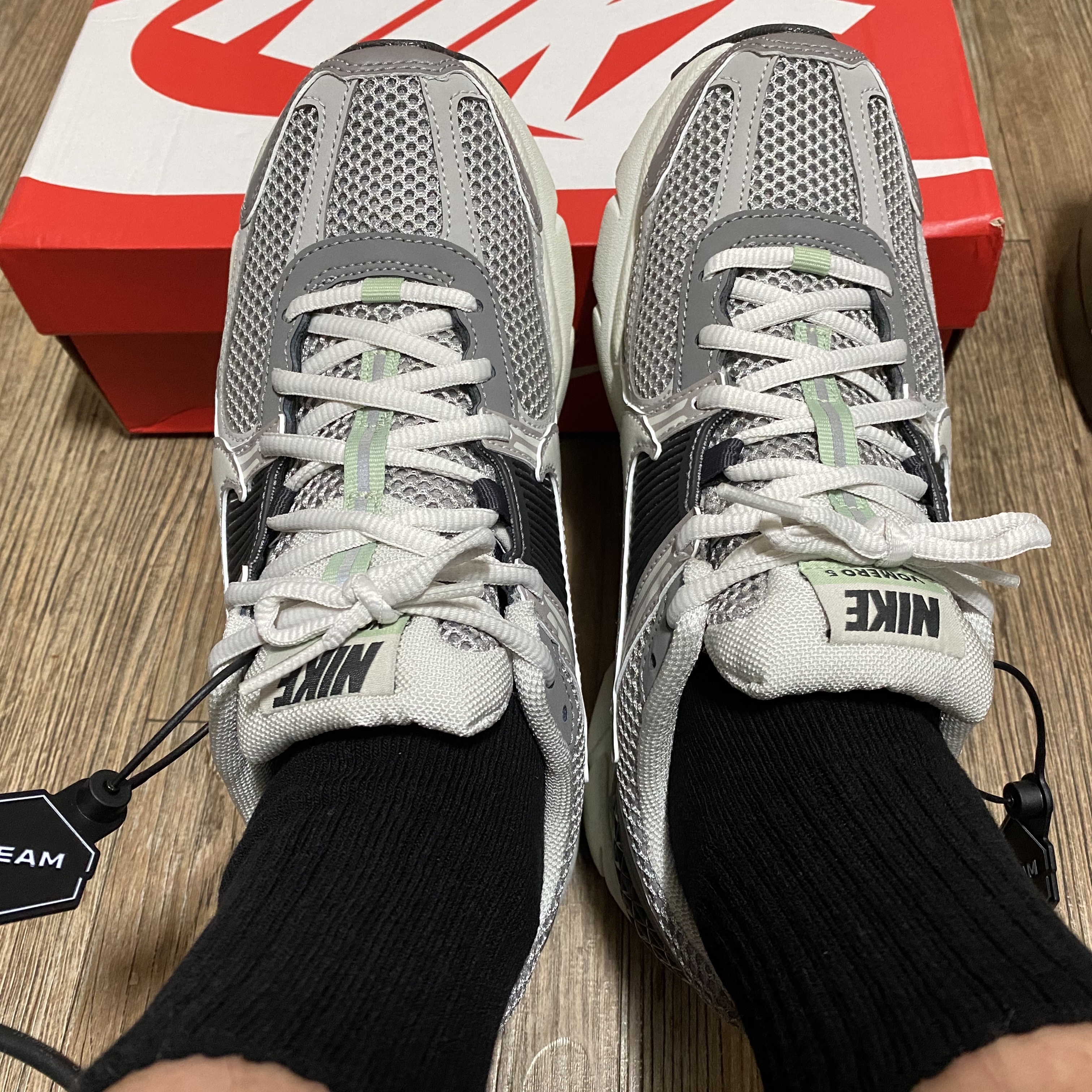 (W) Nike Zoom Vomero 5 Cobblestone and Flat Pewter 착용 스타일 - 1