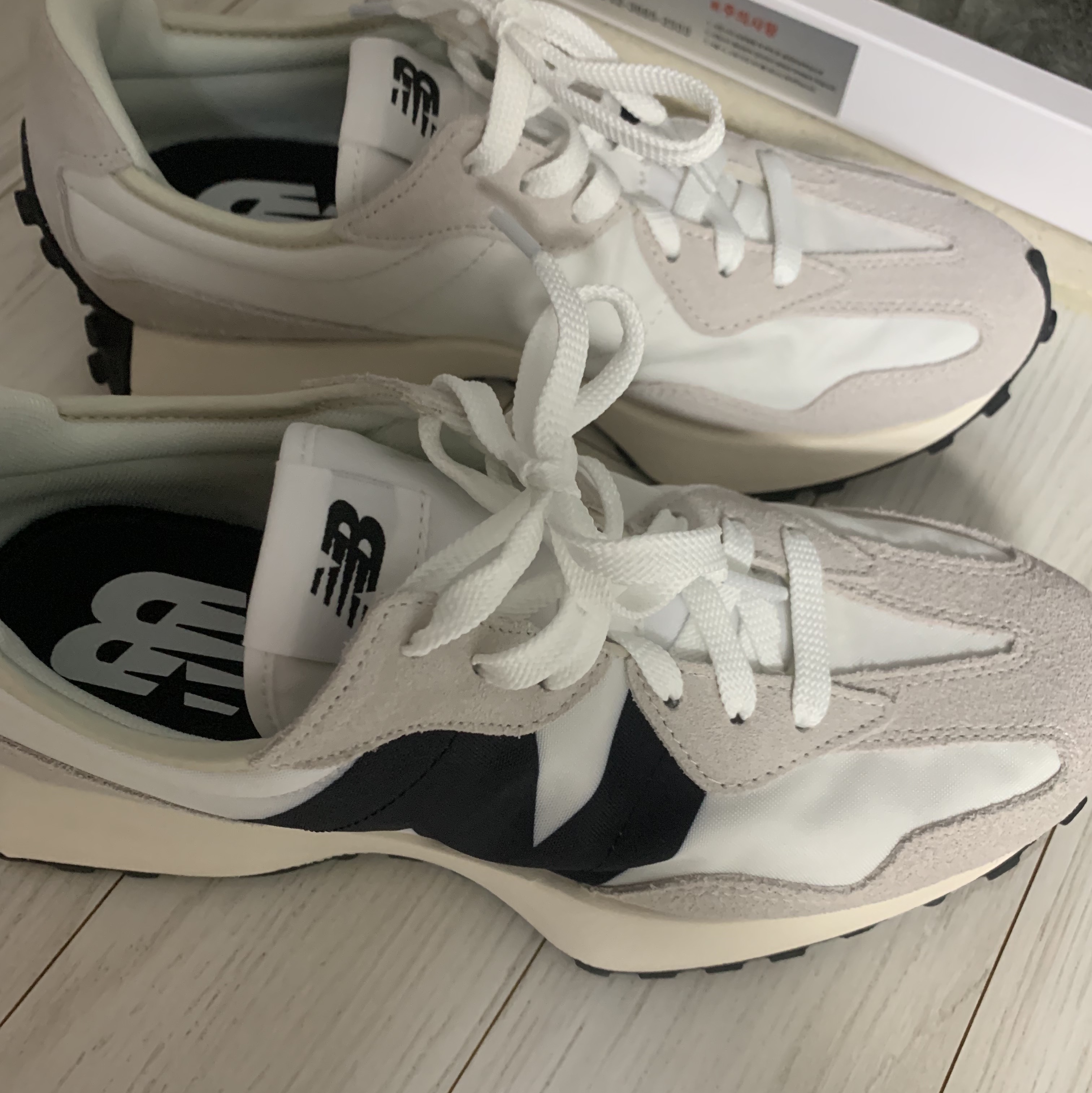 New Balance 327 White Black 착용 스타일 - 2