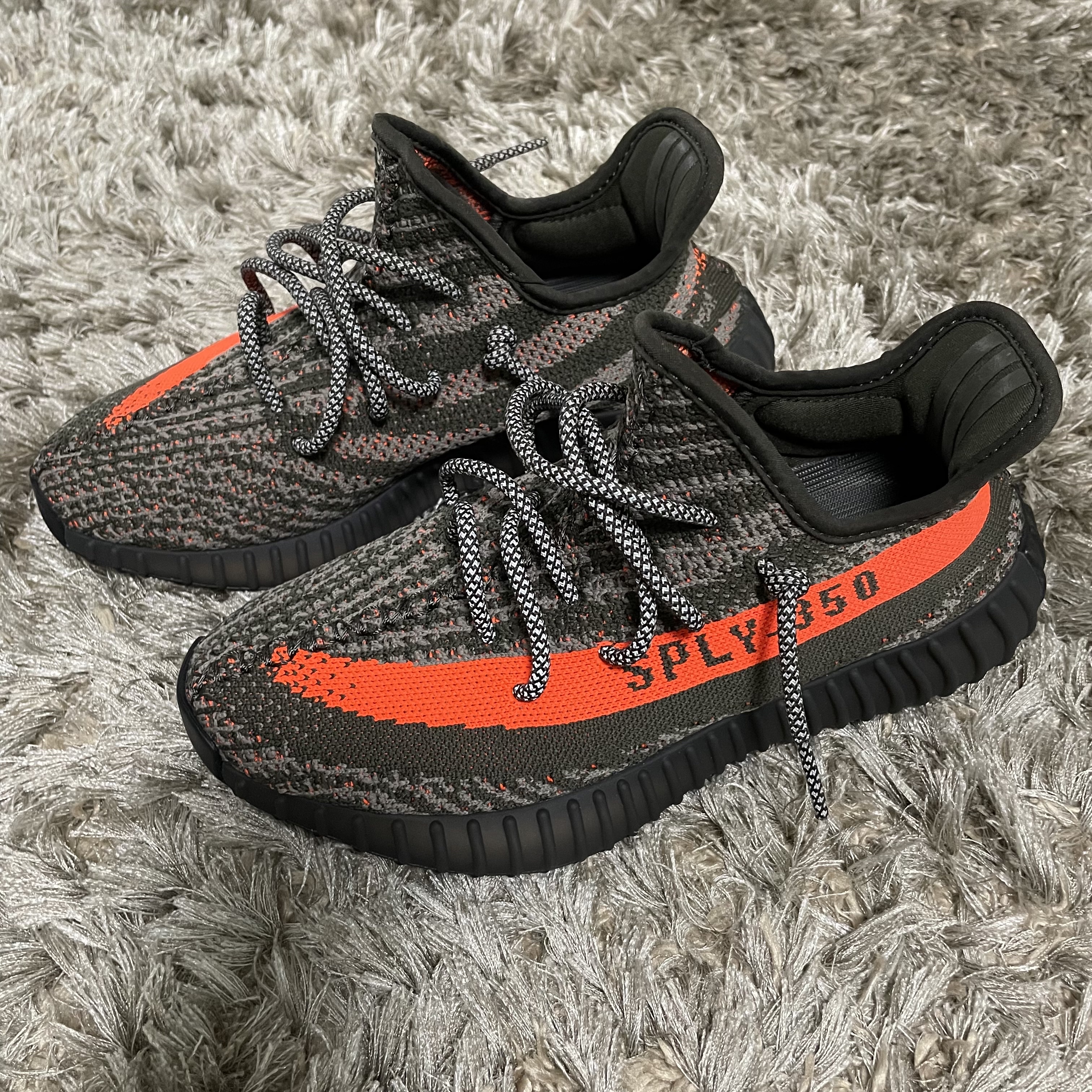 Adidas Yeezy Boost 350 V2 Carbon Beluga, Nike x Sacai x Undercover LDWaffle Midnight Spruce University Red 착용 스타일 - 2