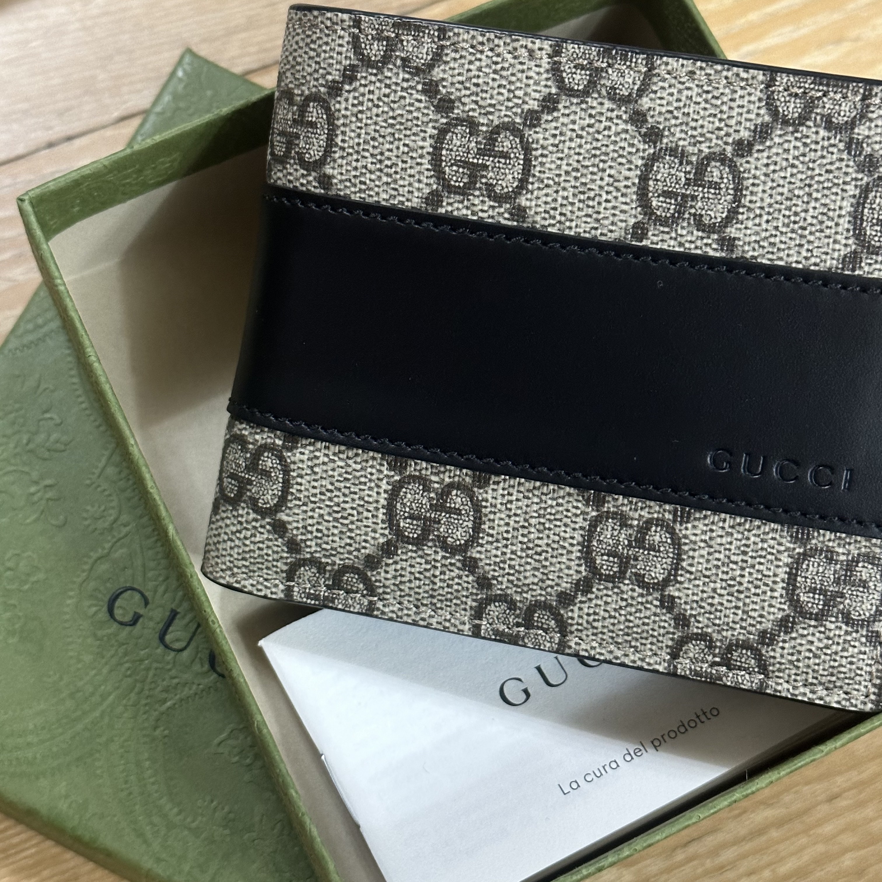 Gucci GG Supreme Wallet Beige Ebony 착용 스타일