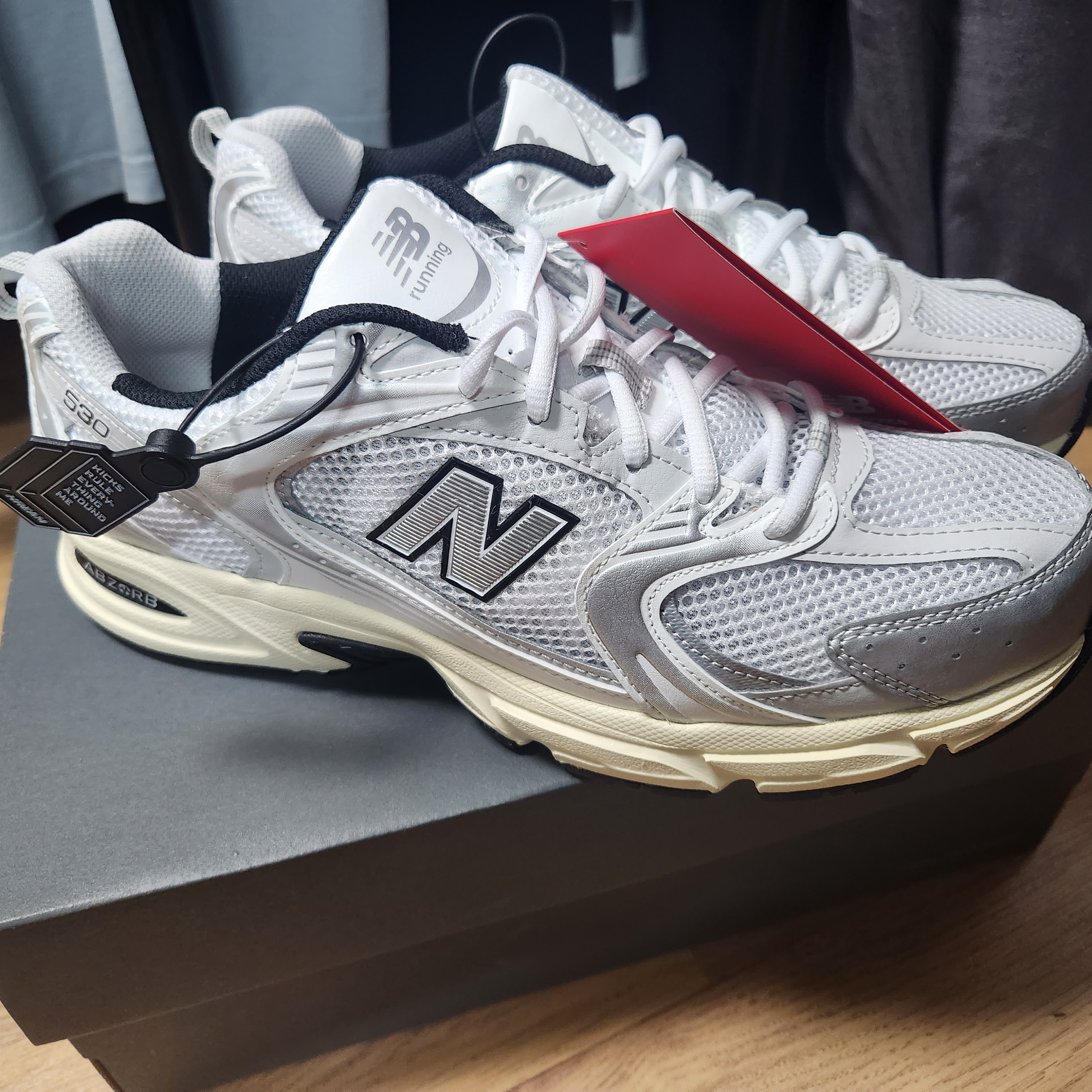 New Balance 530 Silver Cream 착용 스타일