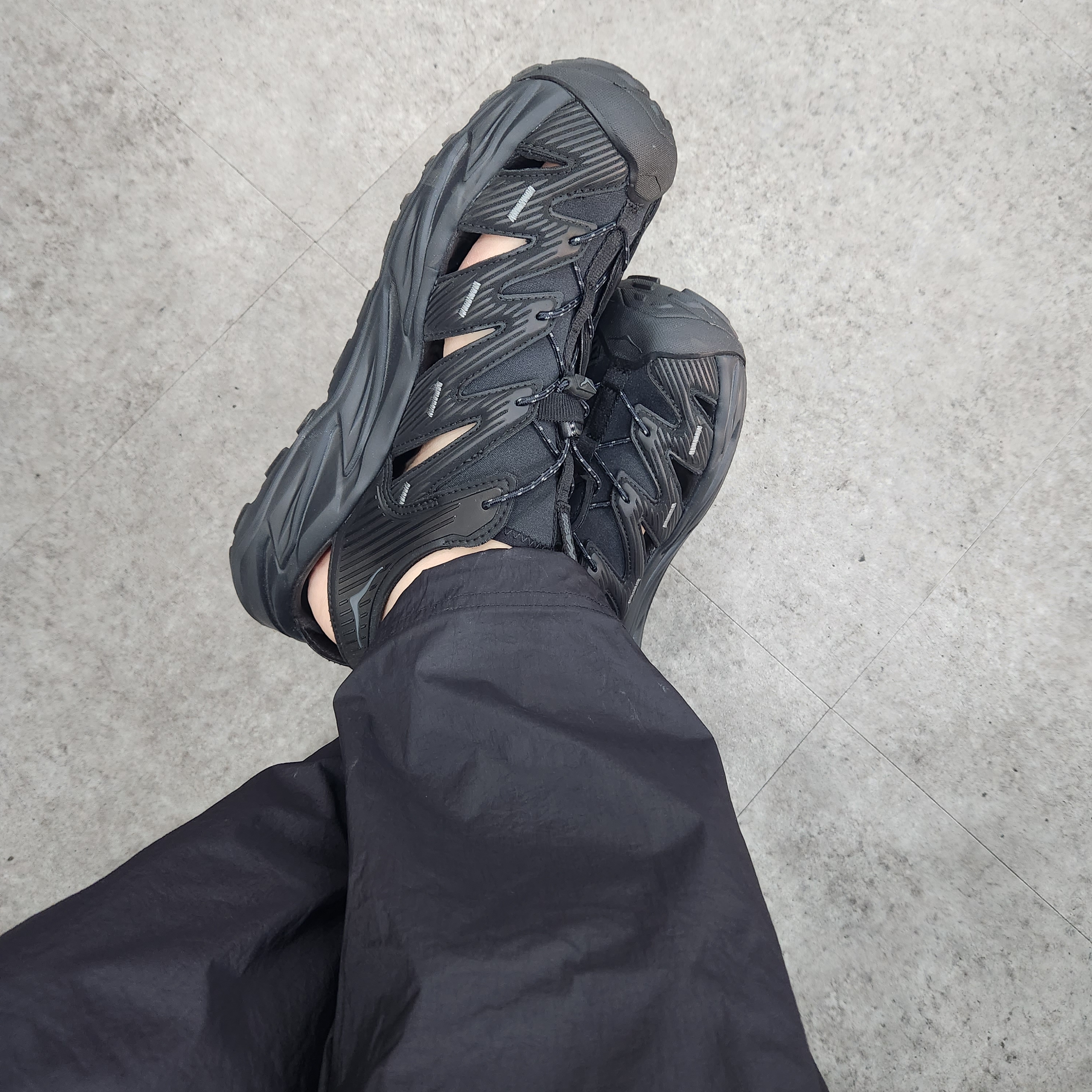 Hoka Hopara Black 착용 스타일