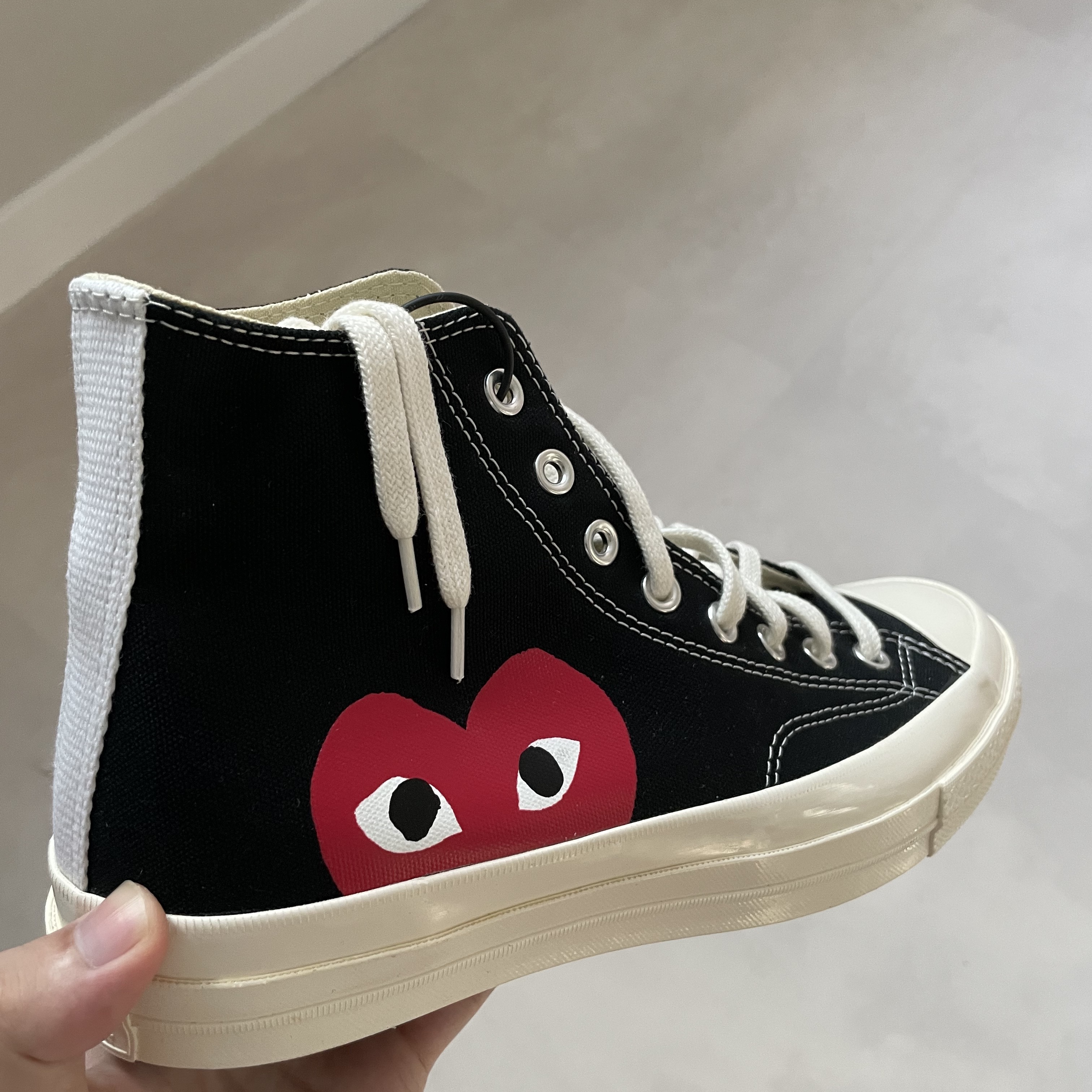 Converse x Play Comme des Garcons Chuck 70 Hi Black 착용 스타일 - 2