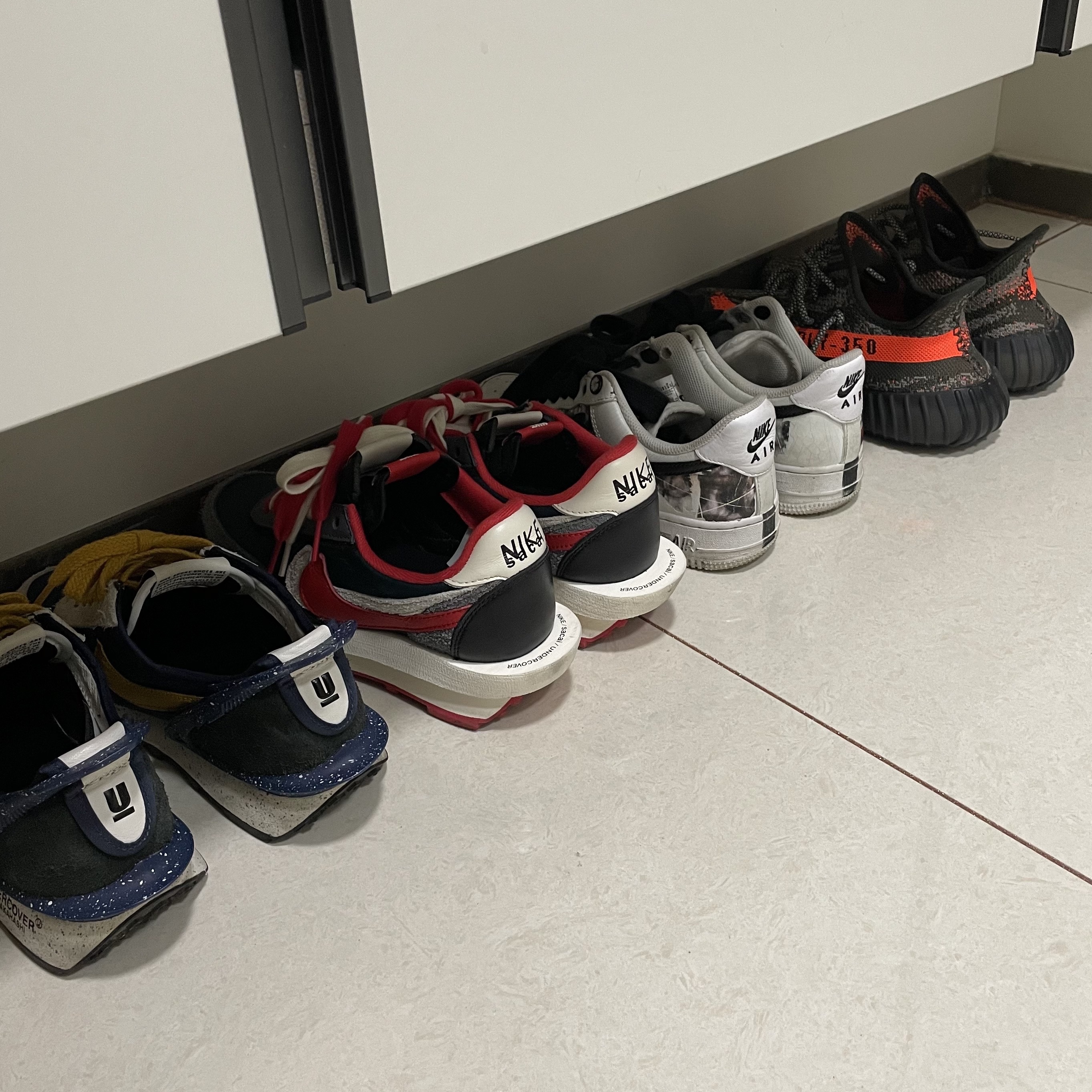 Adidas Yeezy Boost 350 V2 Carbon Beluga, Nike x Sacai x Undercover LDWaffle Midnight Spruce University Red 착용 스타일 - 3
