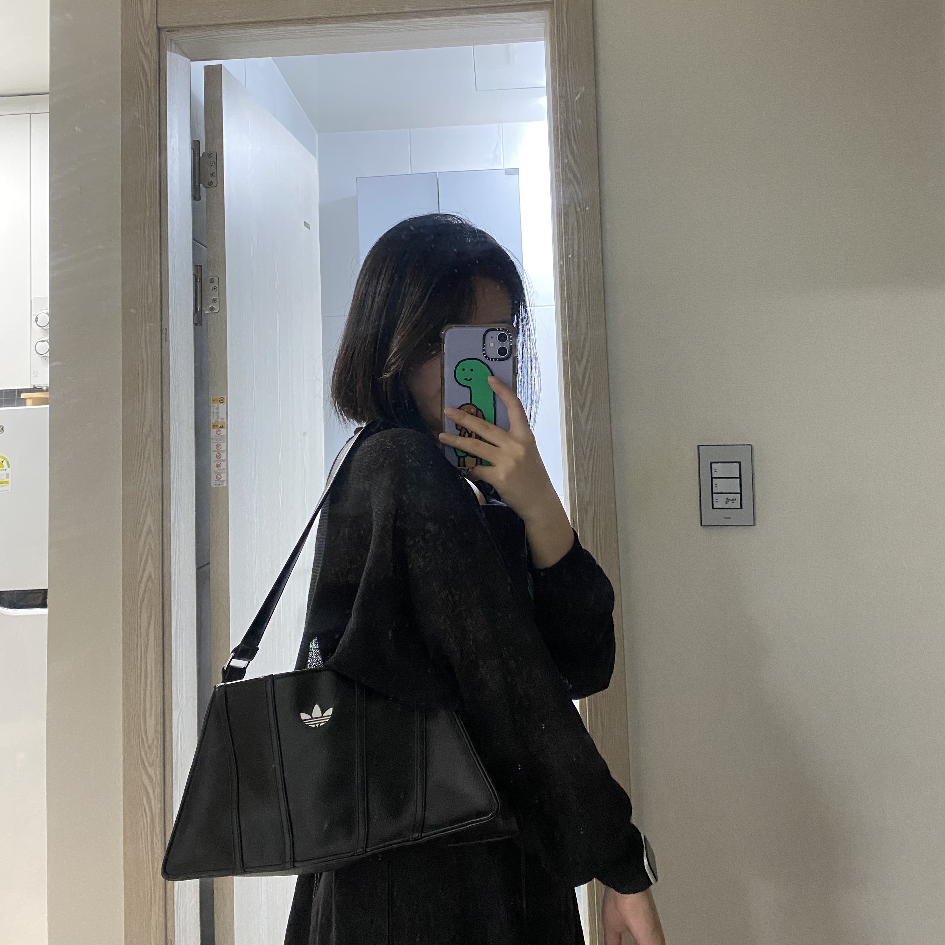 Adidas Mini Airliner Bag Black 착용 스타일