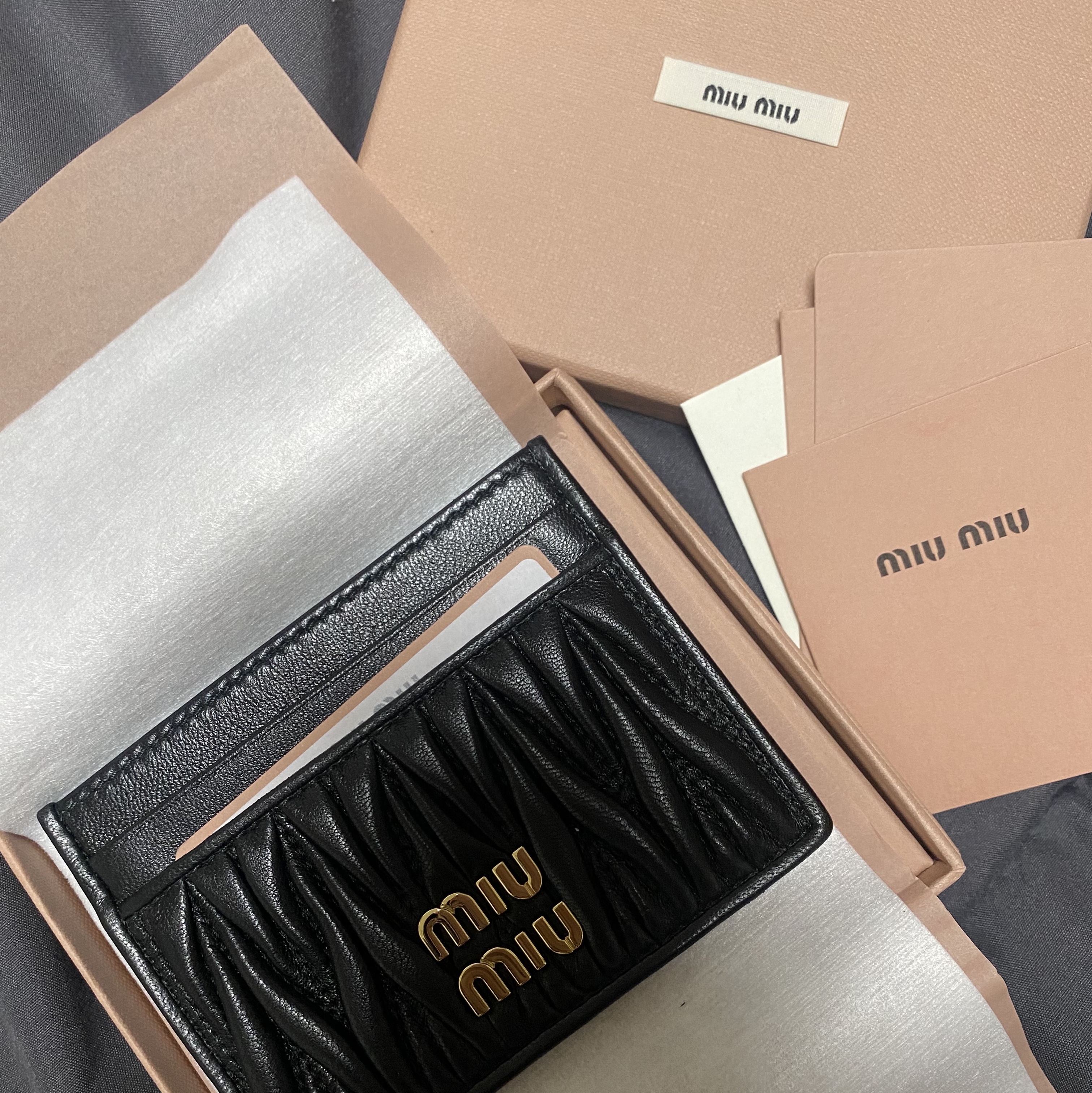 Miu Miu Matelasse Nappa Leather Card Holder Black 착용 스타일