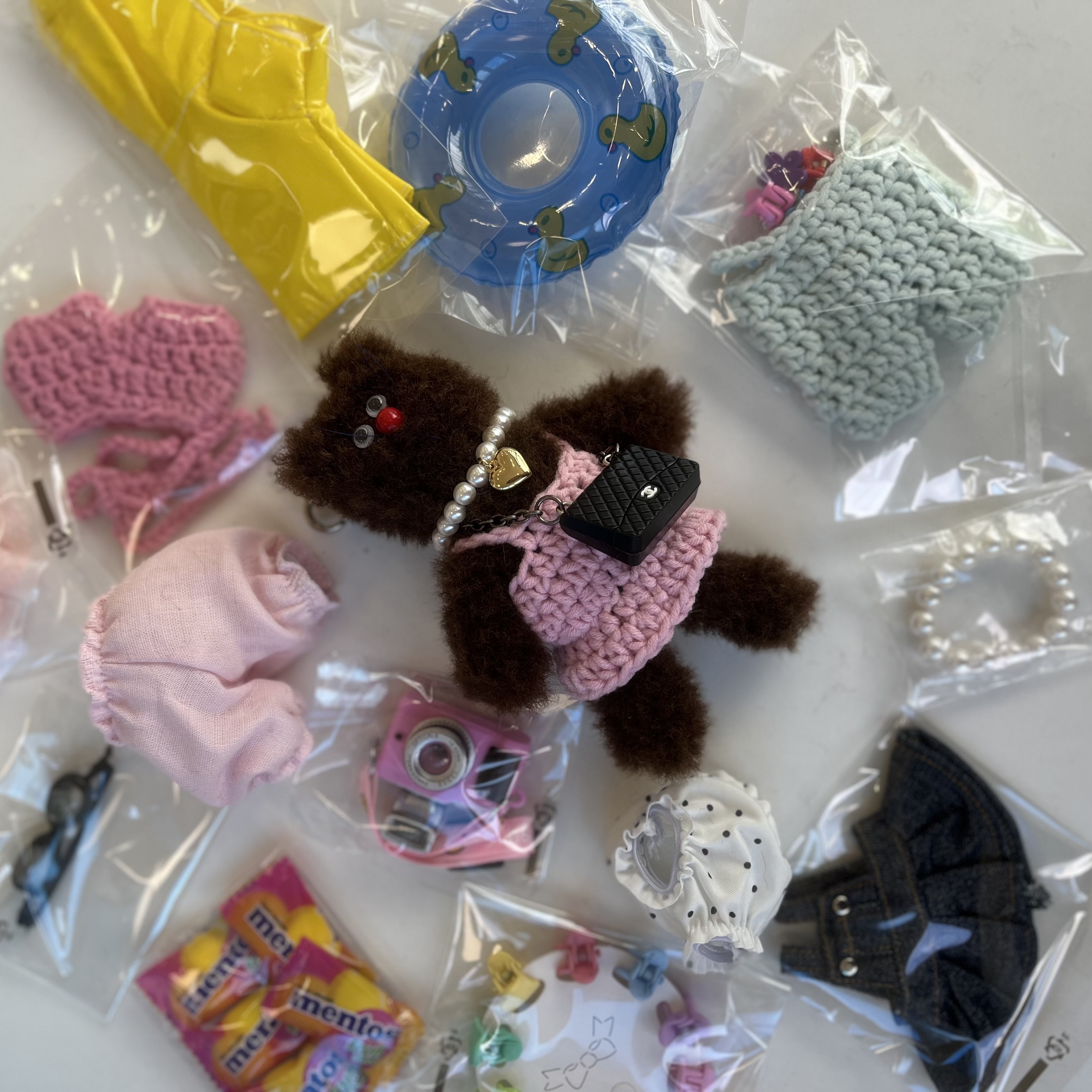 Monamhee Bred Keyring with Pink Pants Brown, Monamhee Beulpingi Keyring with White Pants Black 착용 스타일 - 4