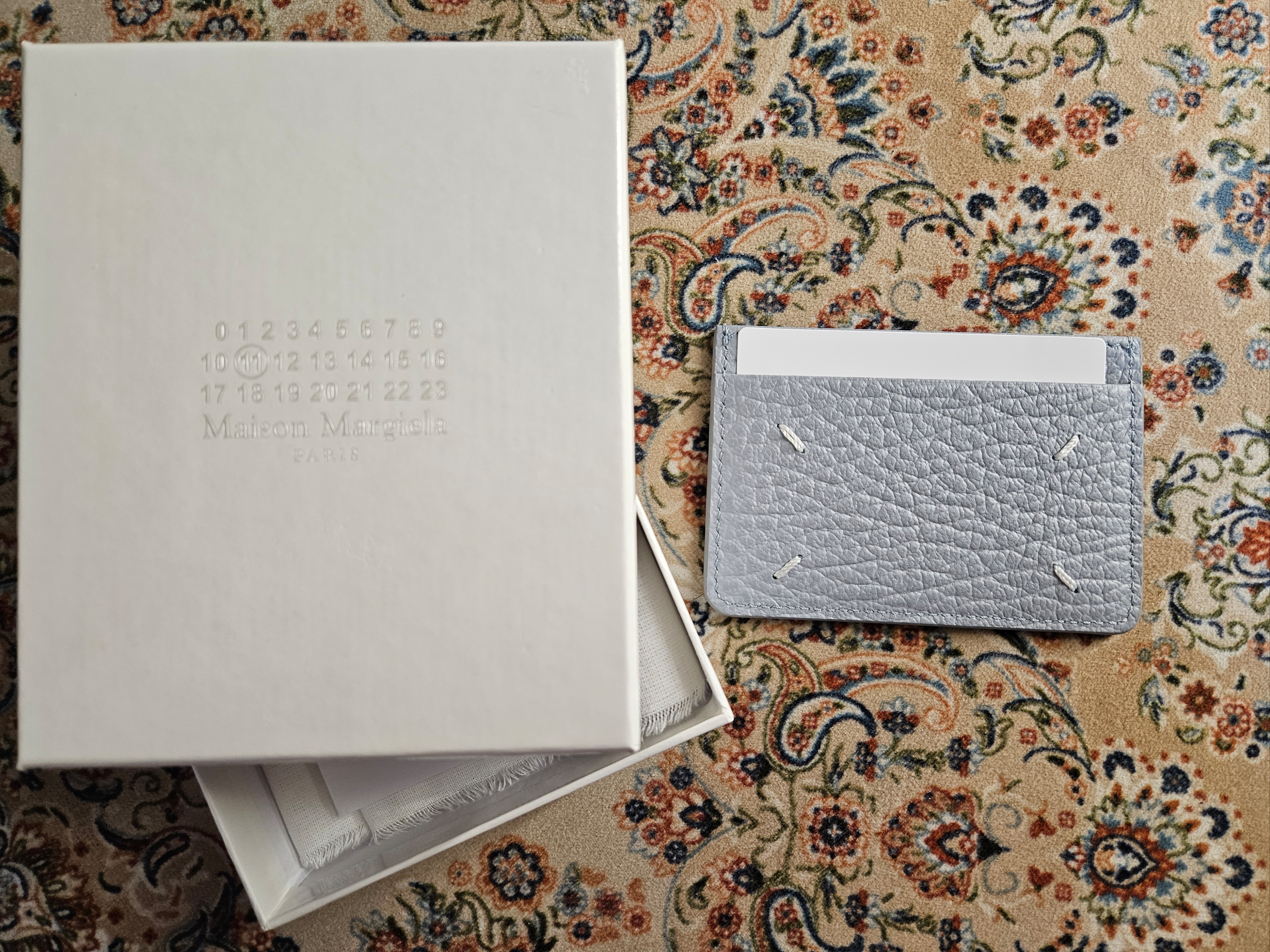 Maison Margiela Four Stitch Card Holder Pale Blue 착용 스타일 - 1