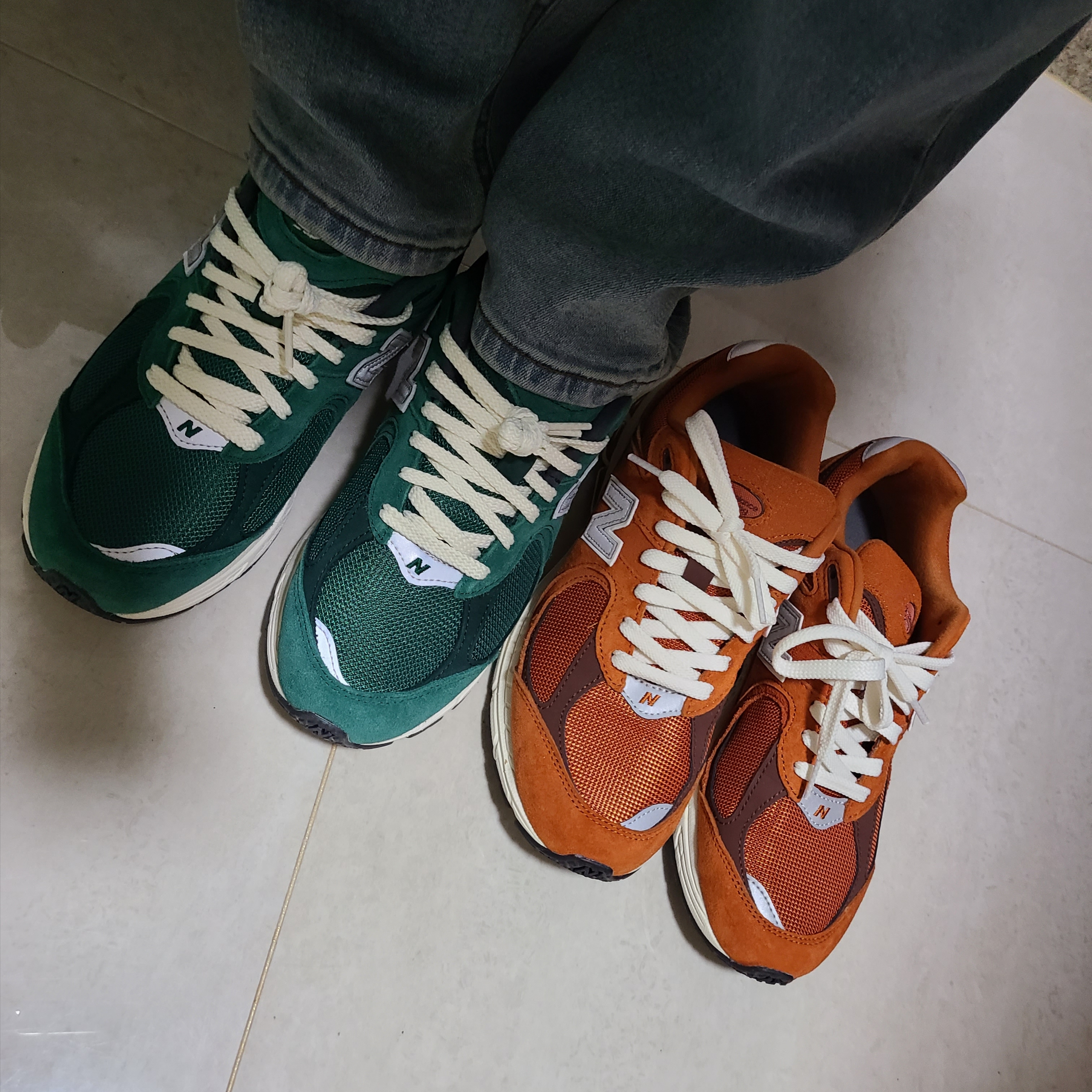 New Balance 2002R Nightwatch Green, New Balance 2002R Rust Oxide 착용 스타일 - 1