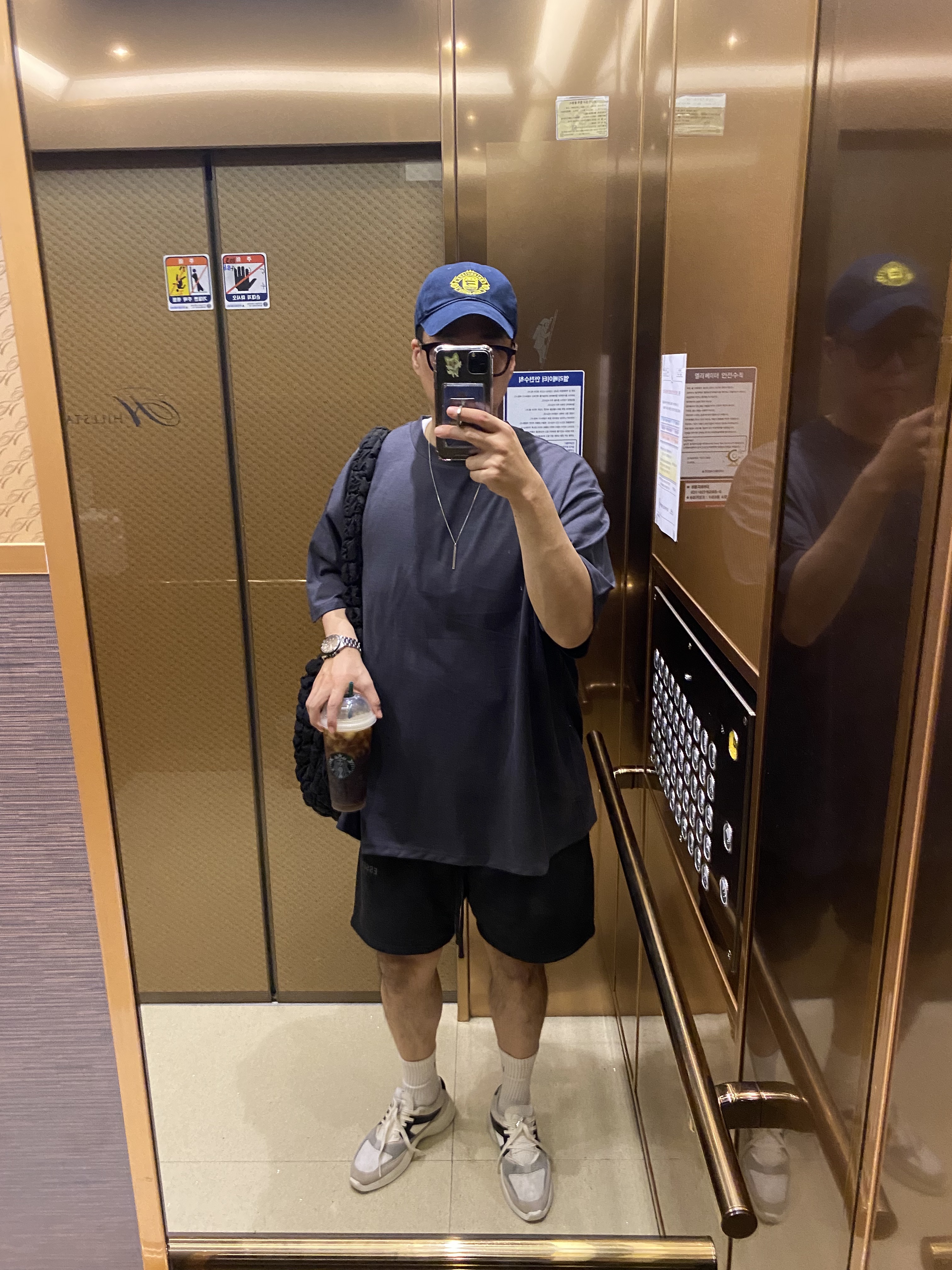 Essentials Distance Sneakers Cream Grey Black, Essentials Sweatshorts Black - 21SS 착용 스타일