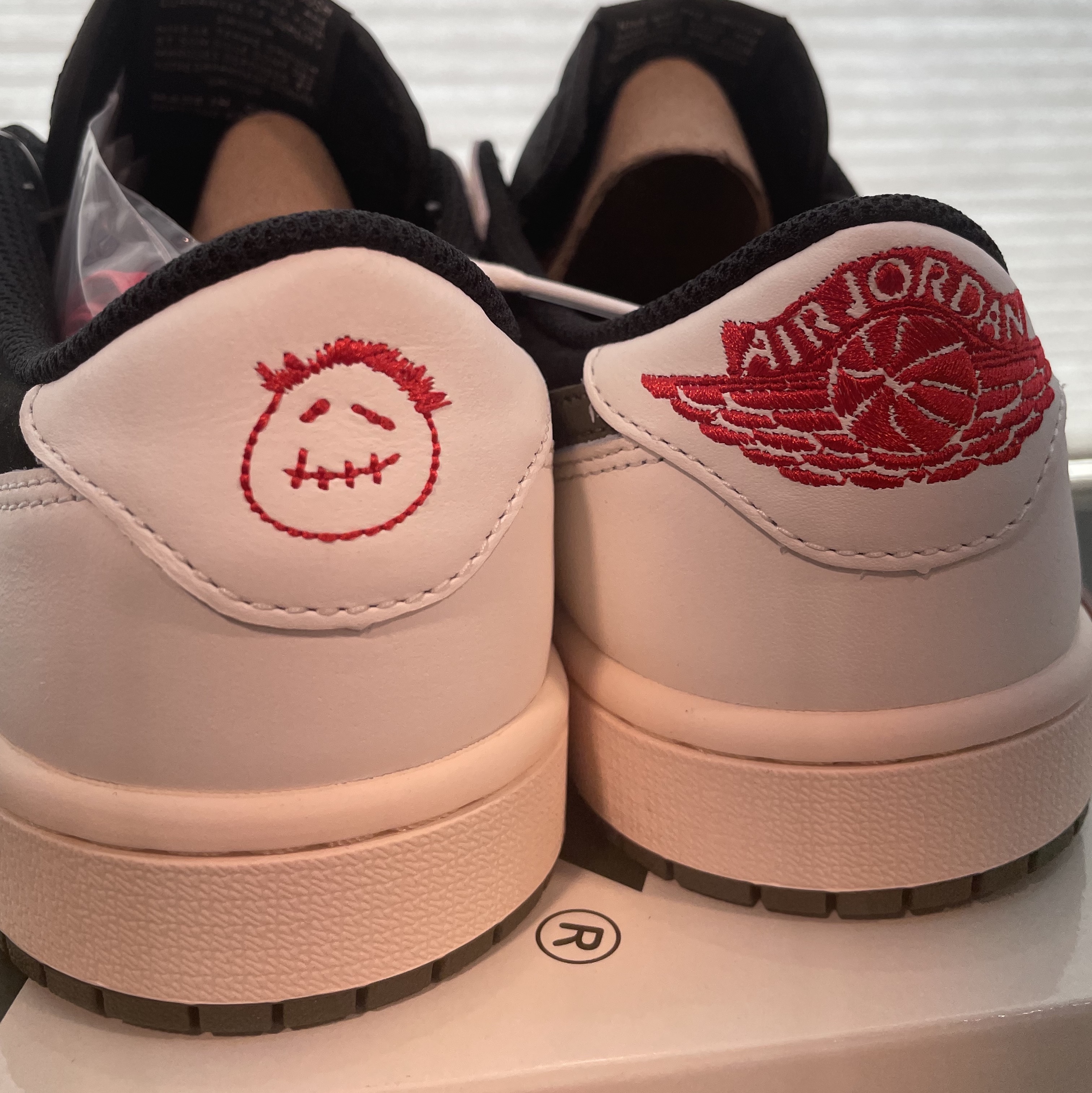 (W) Jordan 1 x Travis Scott Retro Low OG SP Medium Olive 착용 스타일 - 2