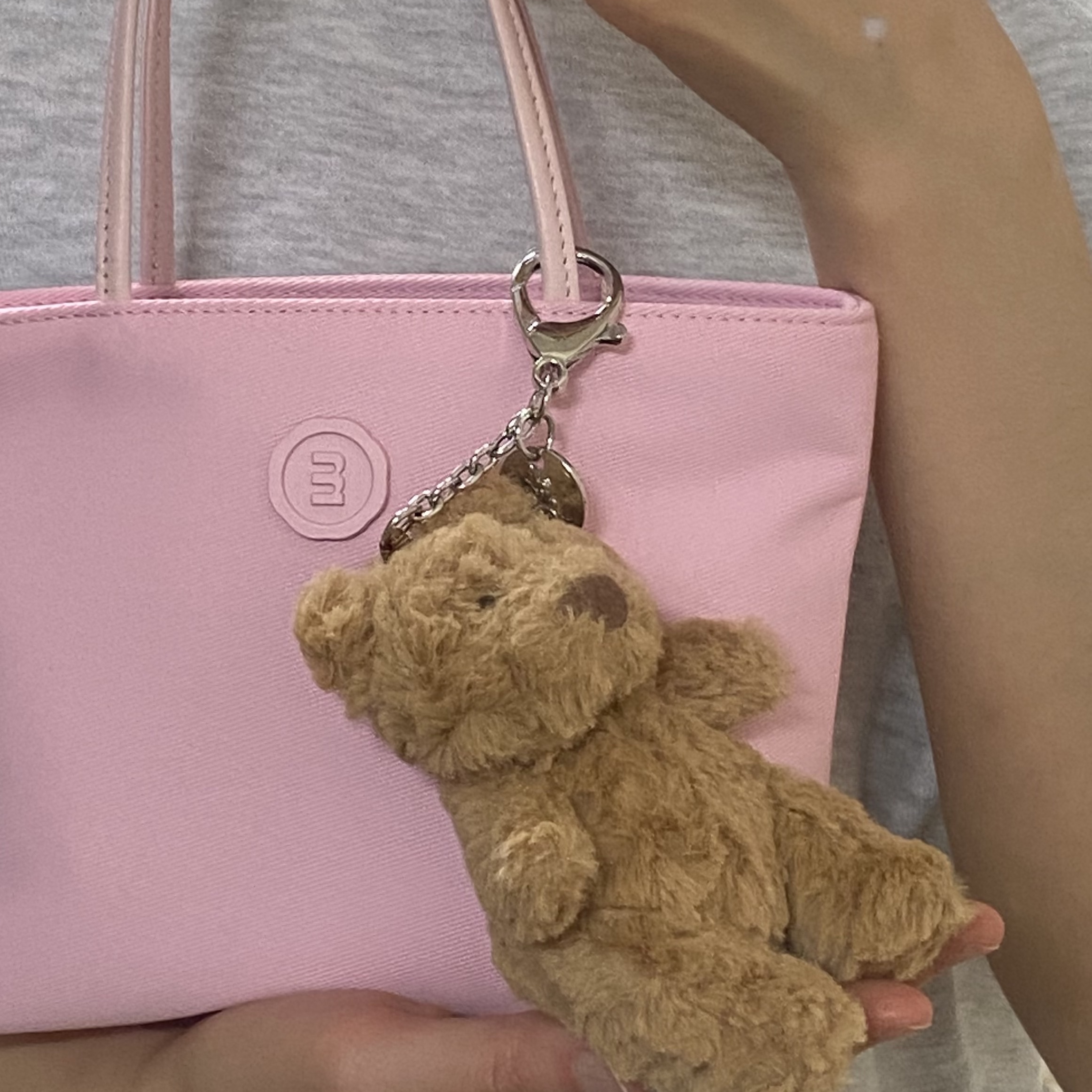 Jellycat Bartholomew Bear Bag Charm Brown 착용 스타일
