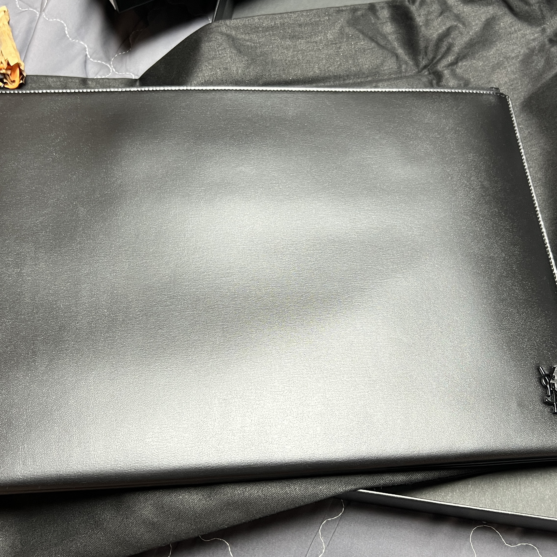 Saint Laurent Leather Clutch Black 착용 스타일 - 3