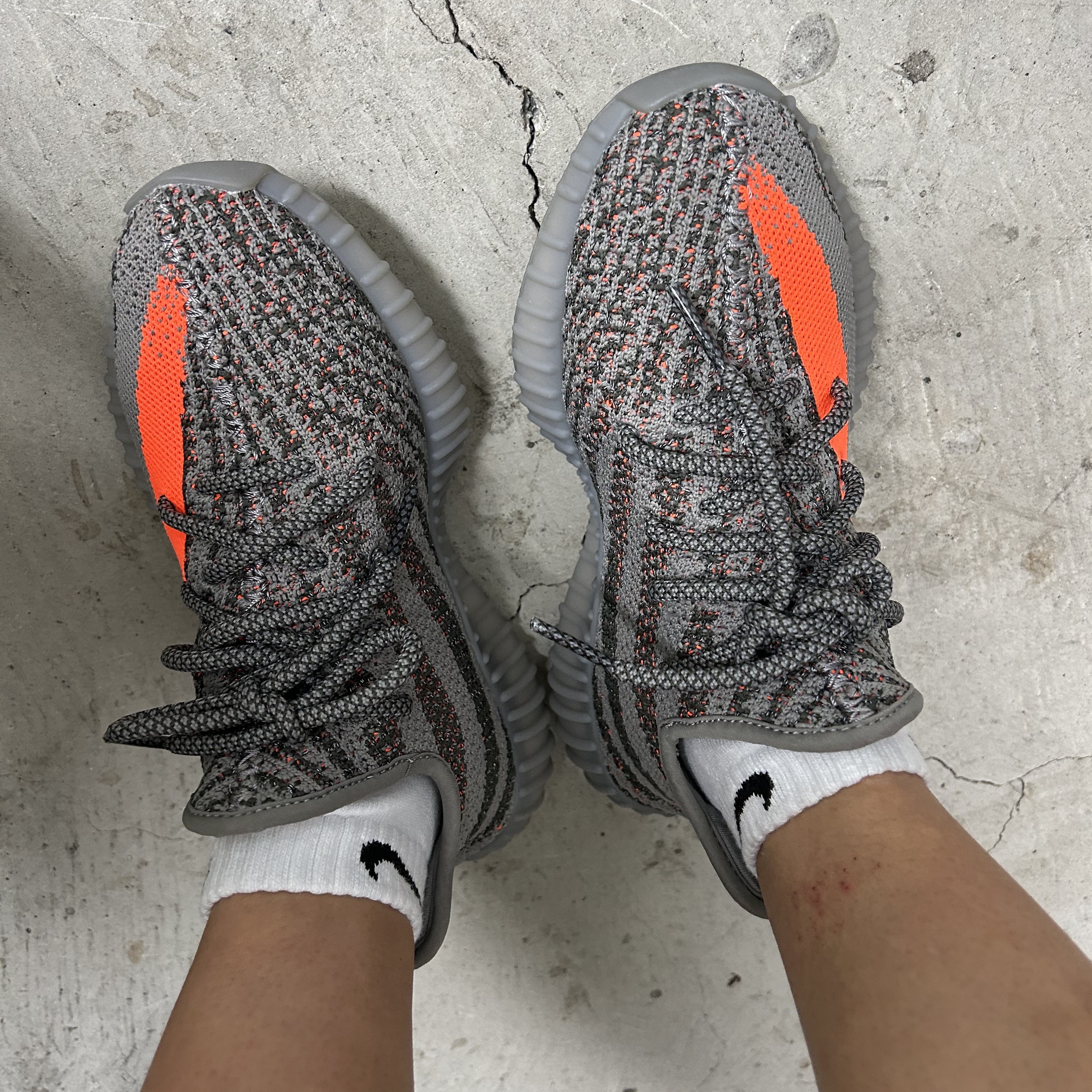 Adidas Yeezy Boost 350 V2 Beluga - Reflective 착용 스타일