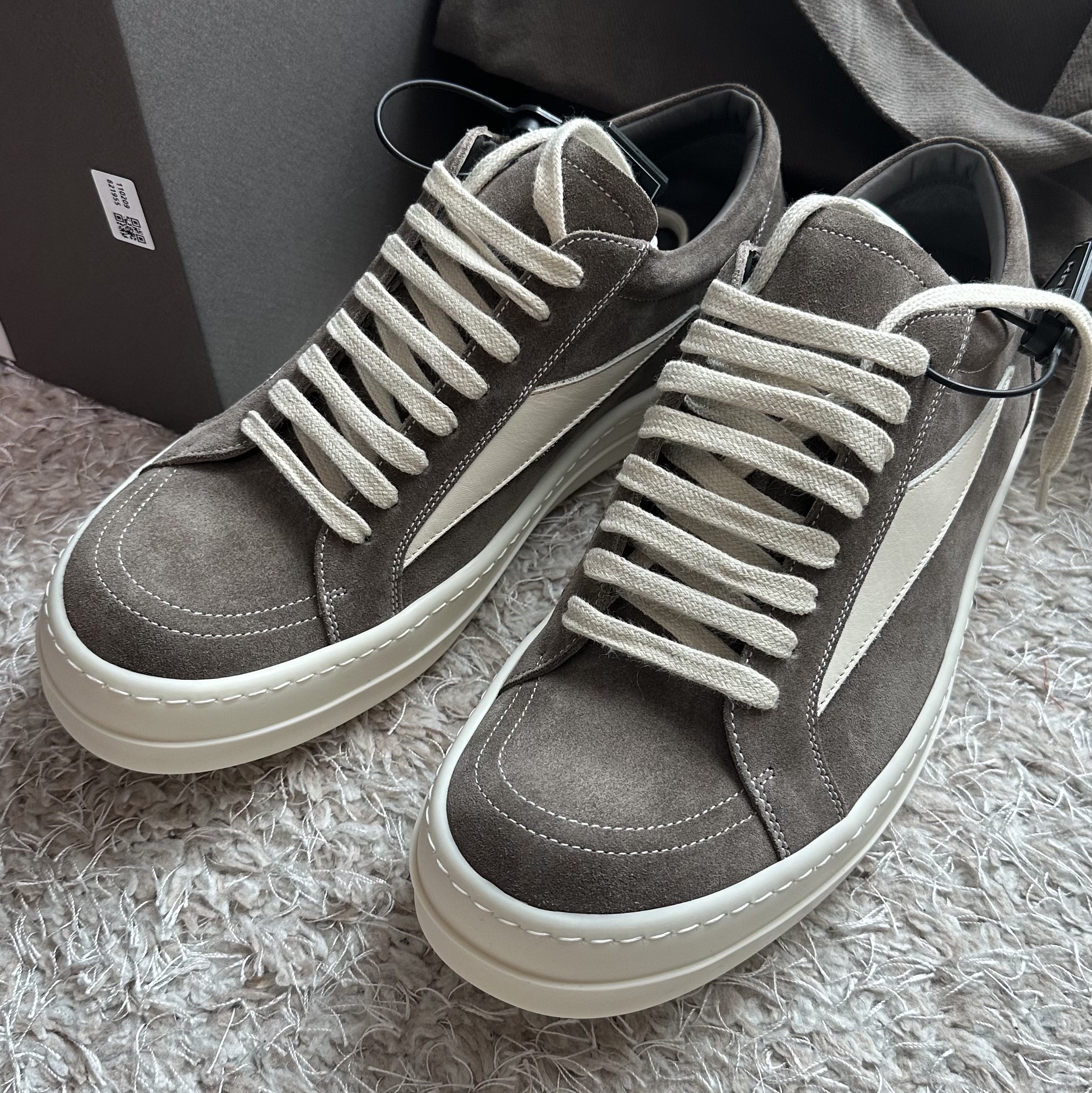 Rick Owens Suede Vintage Sneakers Dust 착용 스타일