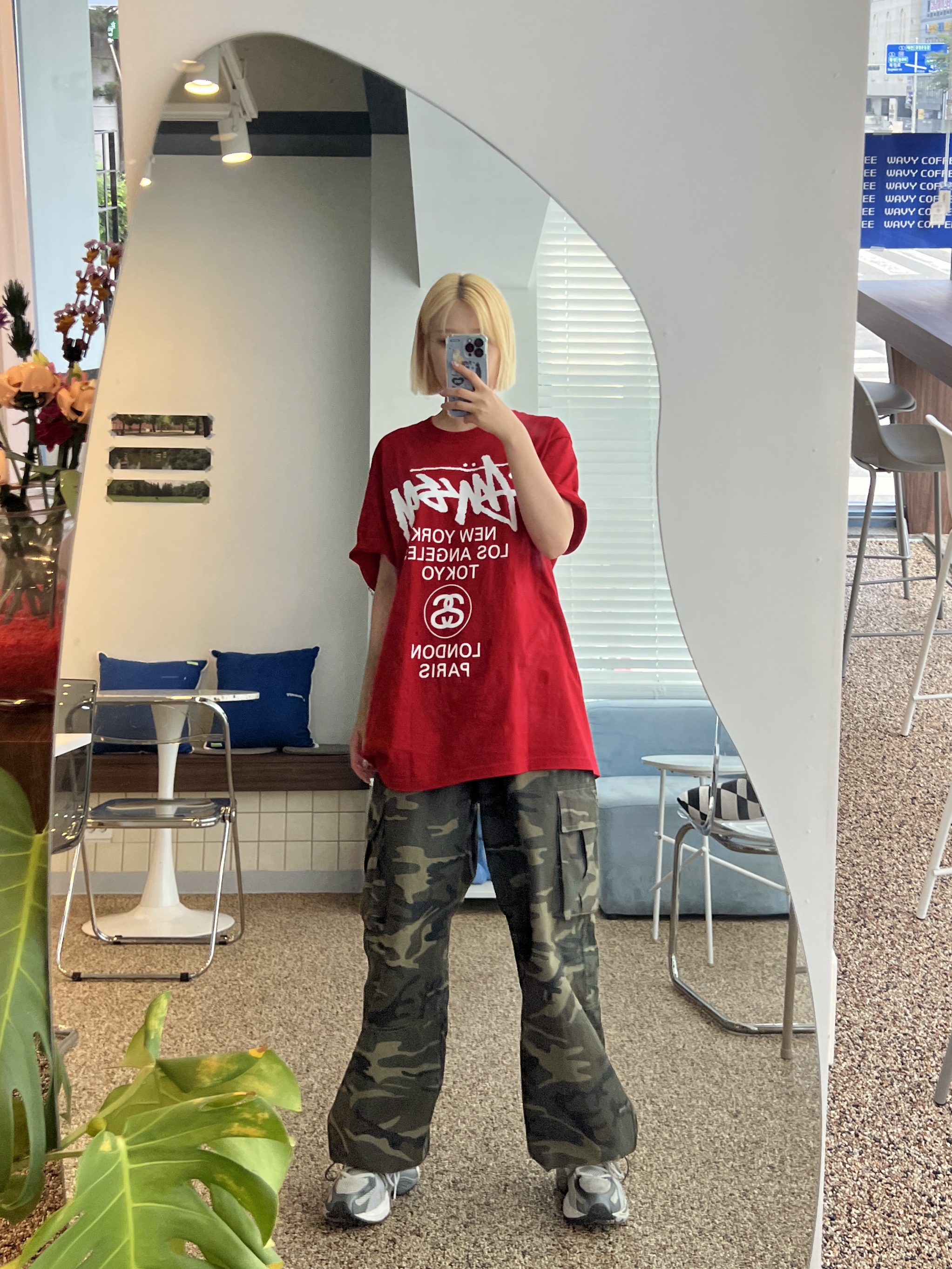 Stussy World Tour T-Shirt Dark Red, Reebok x Vetements Spike Runner 200 Grey Red 착용 스타일 - 1