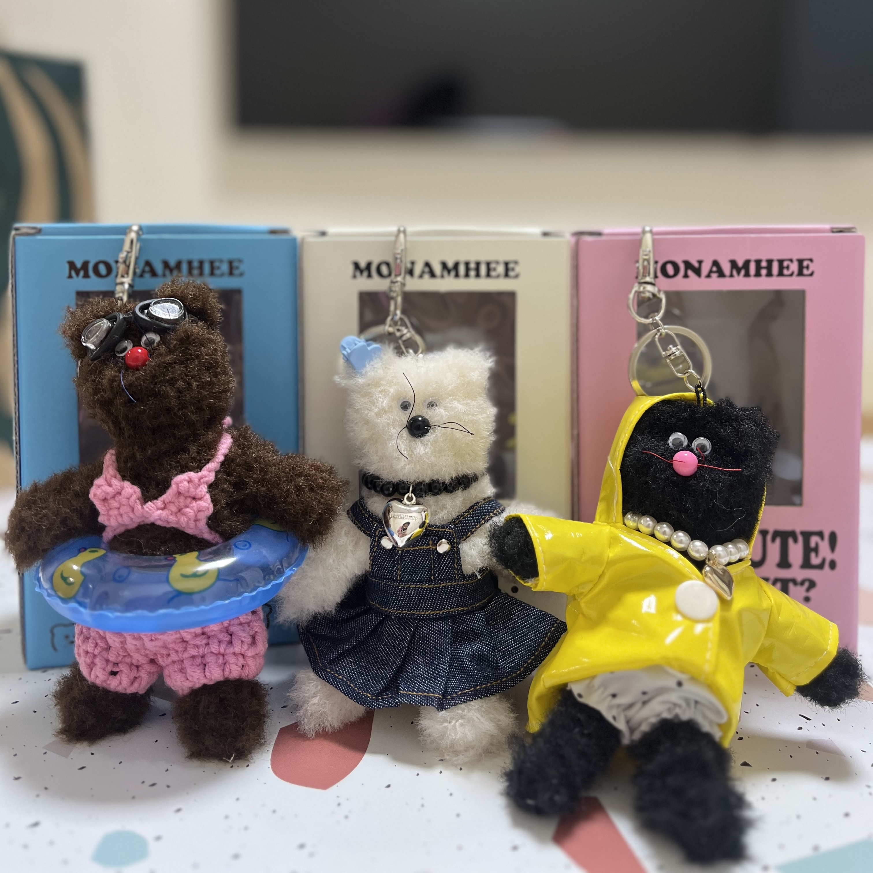 Monamhee Bred Keyring with Pink Pants Brown, Monamhee Beulpingi Keyring with White Pants Black 착용 스타일 - 1