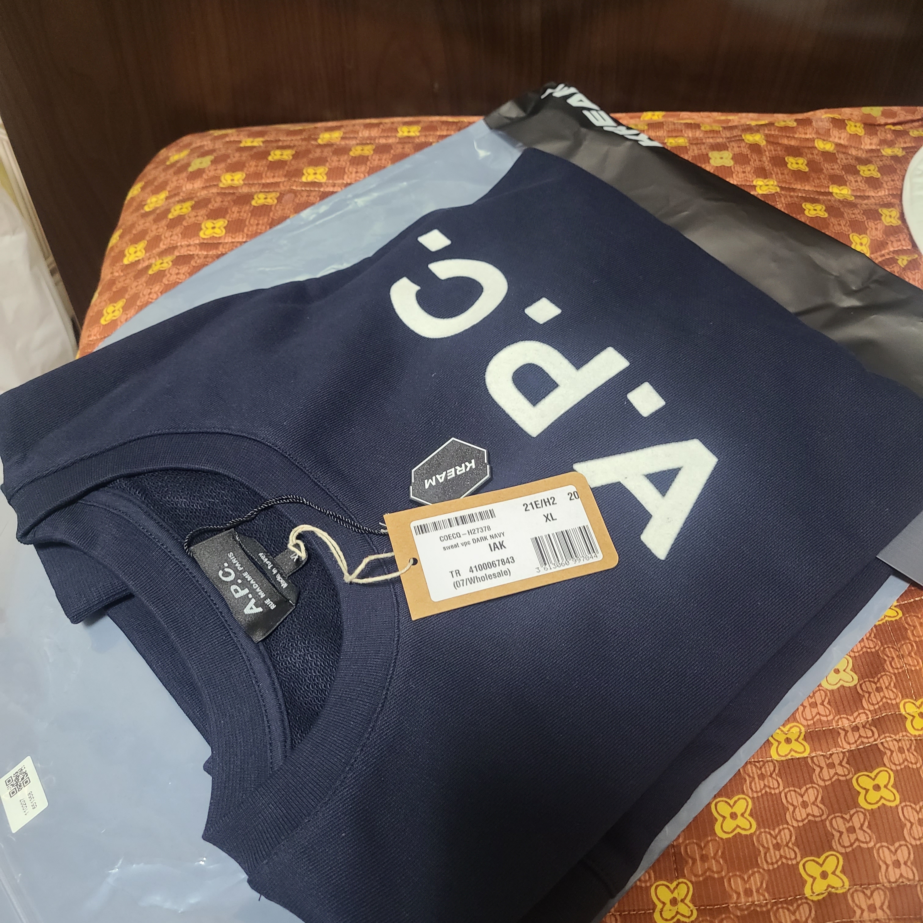 A.P.C. VPC Sweatshirt Dark Navy 착용 스타일 - 1