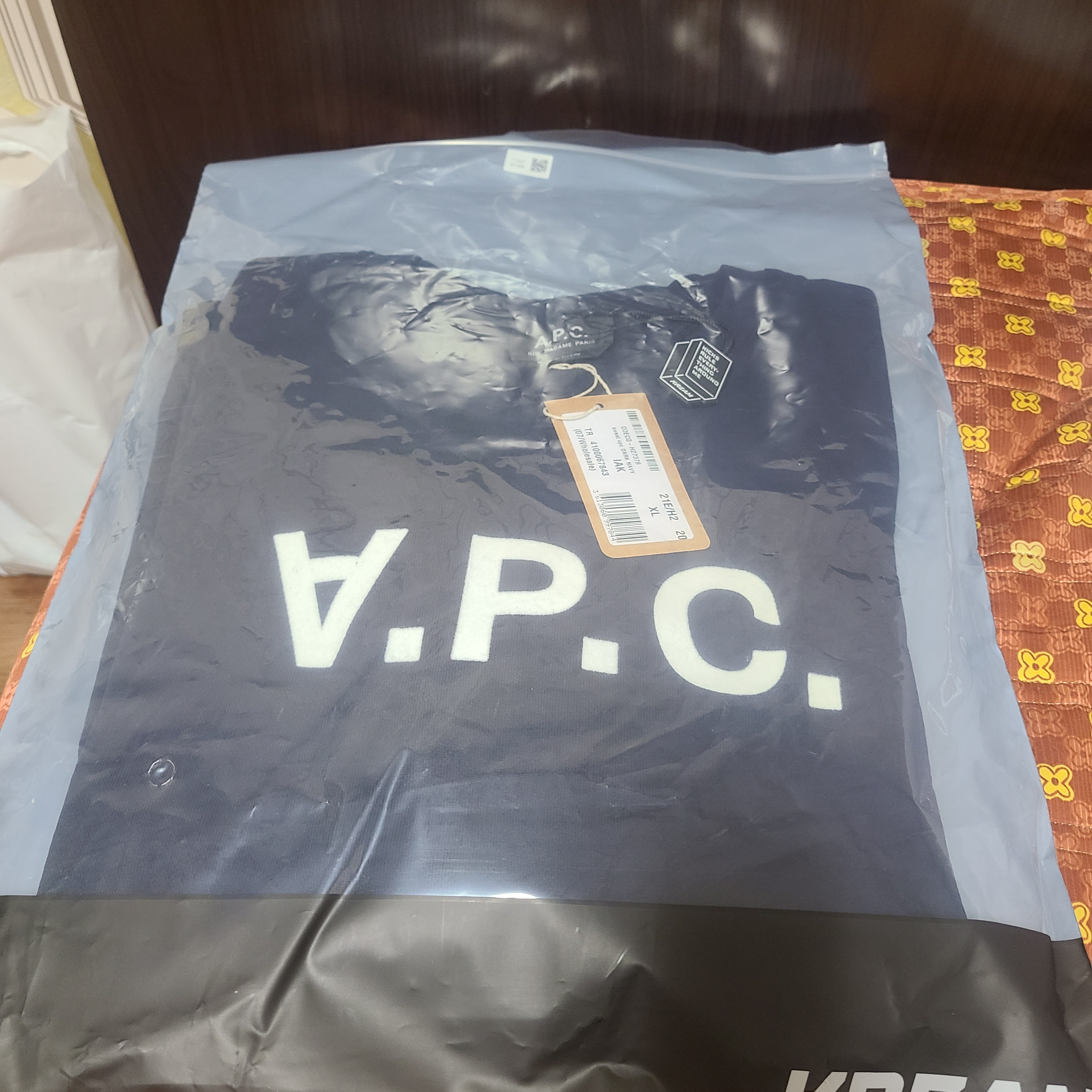 A.P.C. VPC Sweatshirt Dark Navy 착용 스타일 - 4
