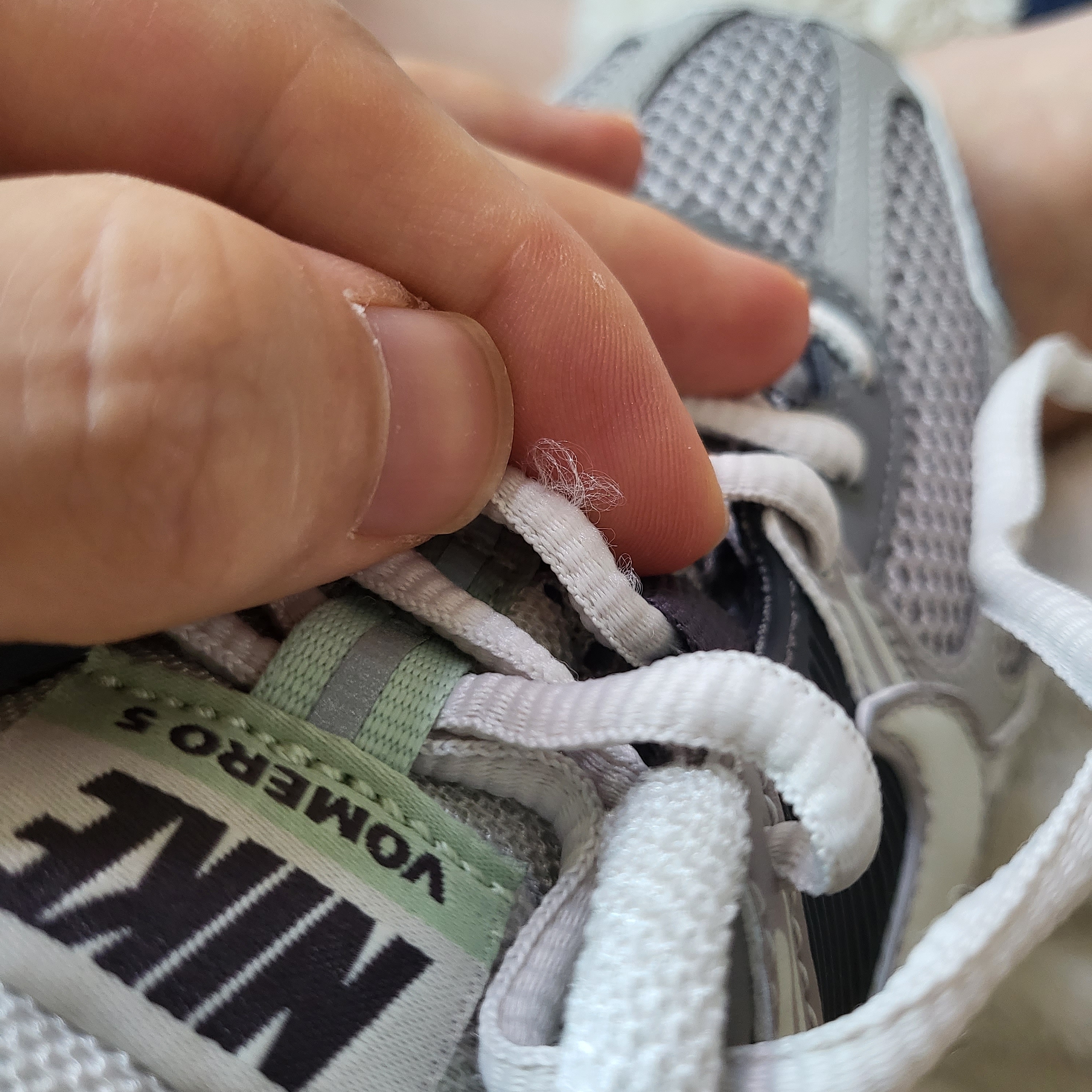 (W) Nike Zoom Vomero 5 Cobblestone and Flat Pewter 착용 스타일