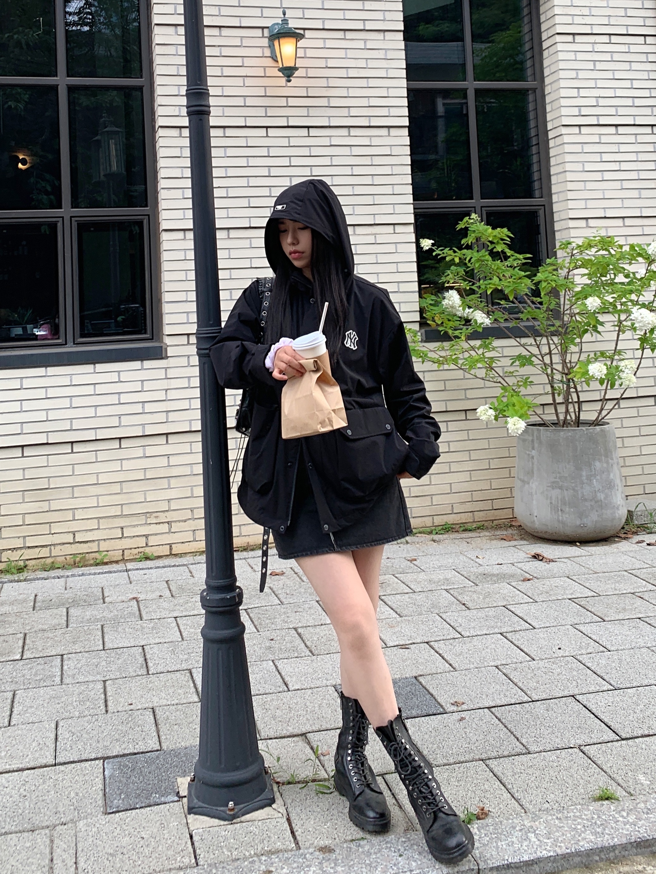 Balenciaga Arena Lambskin Aged Silver Hardware Le Cagole XS Flap Bag Black 착용 스타일