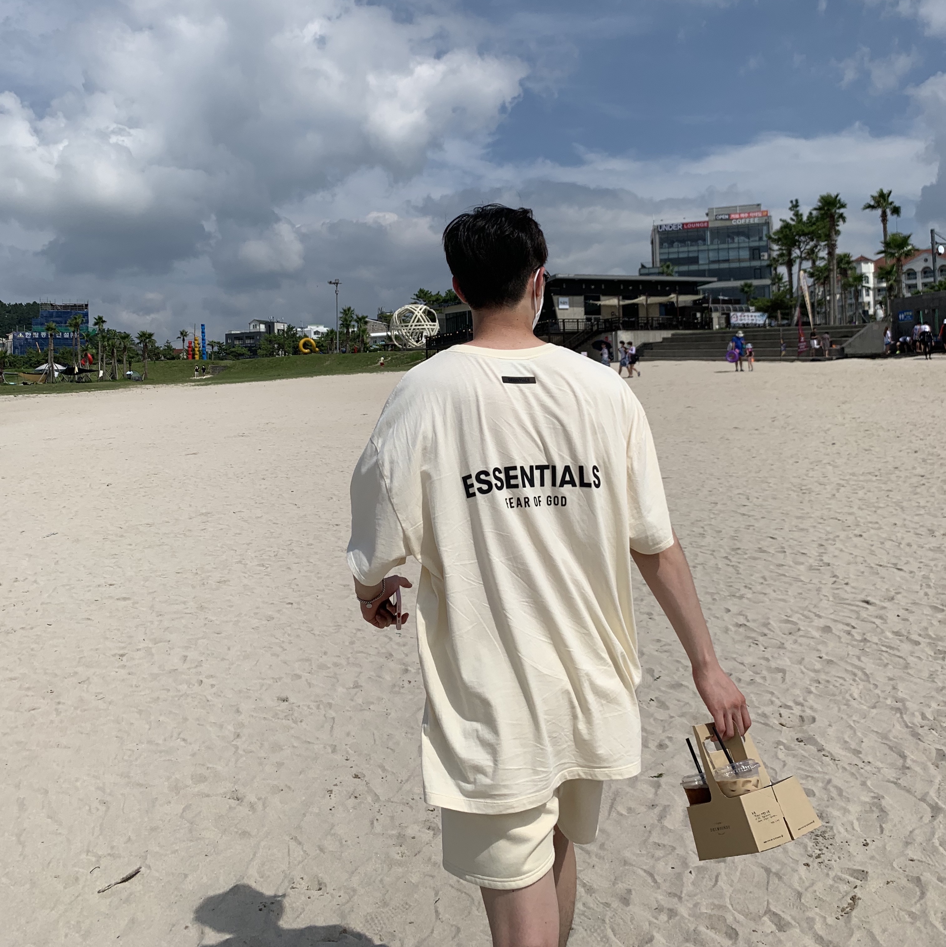 Essentials T-Shirt Cream - 21SS, Essentials Sweatshorts Egg Shell - 22FW 착용 스타일