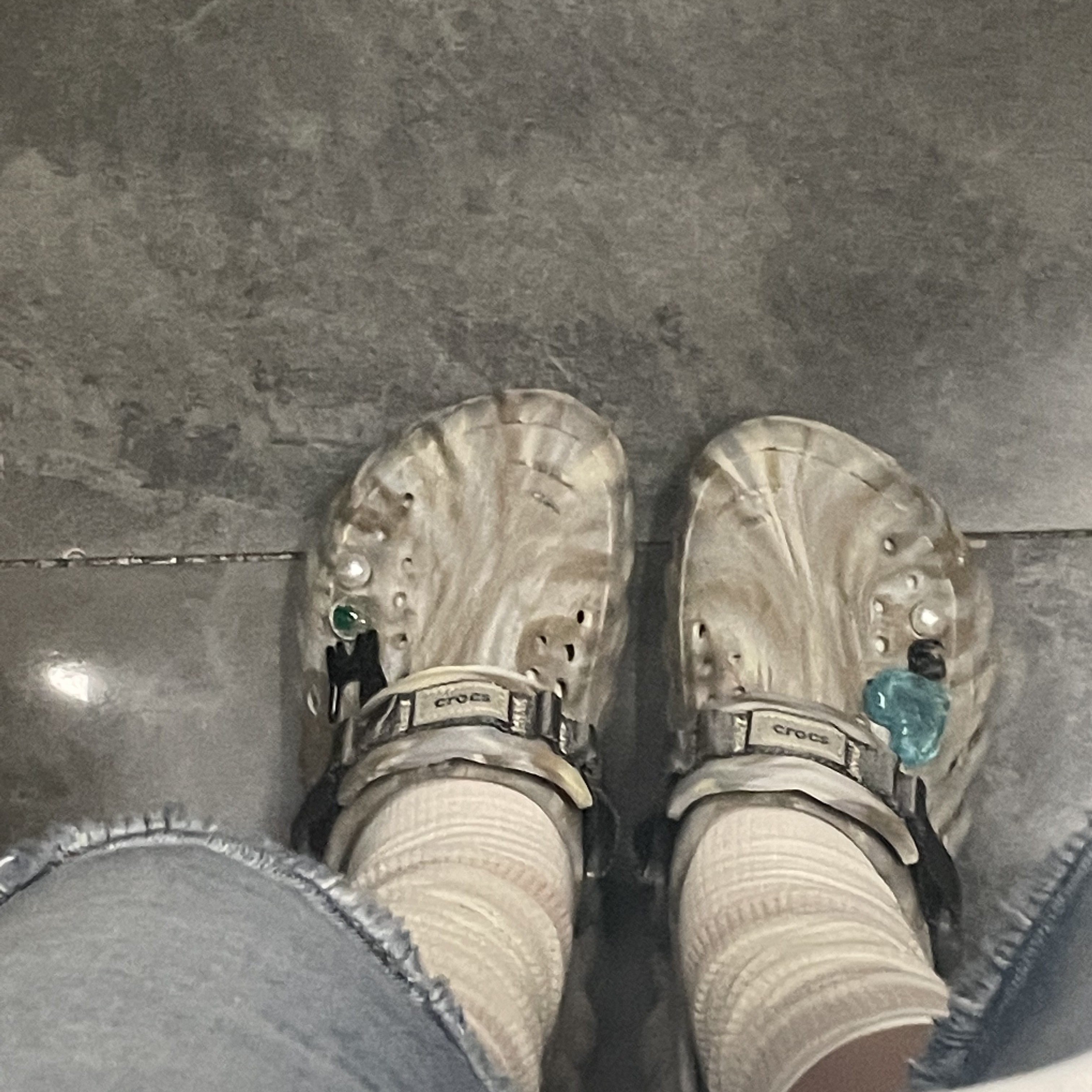 Crocs Echo Marbled Clog Bone Multi 착용 스타일