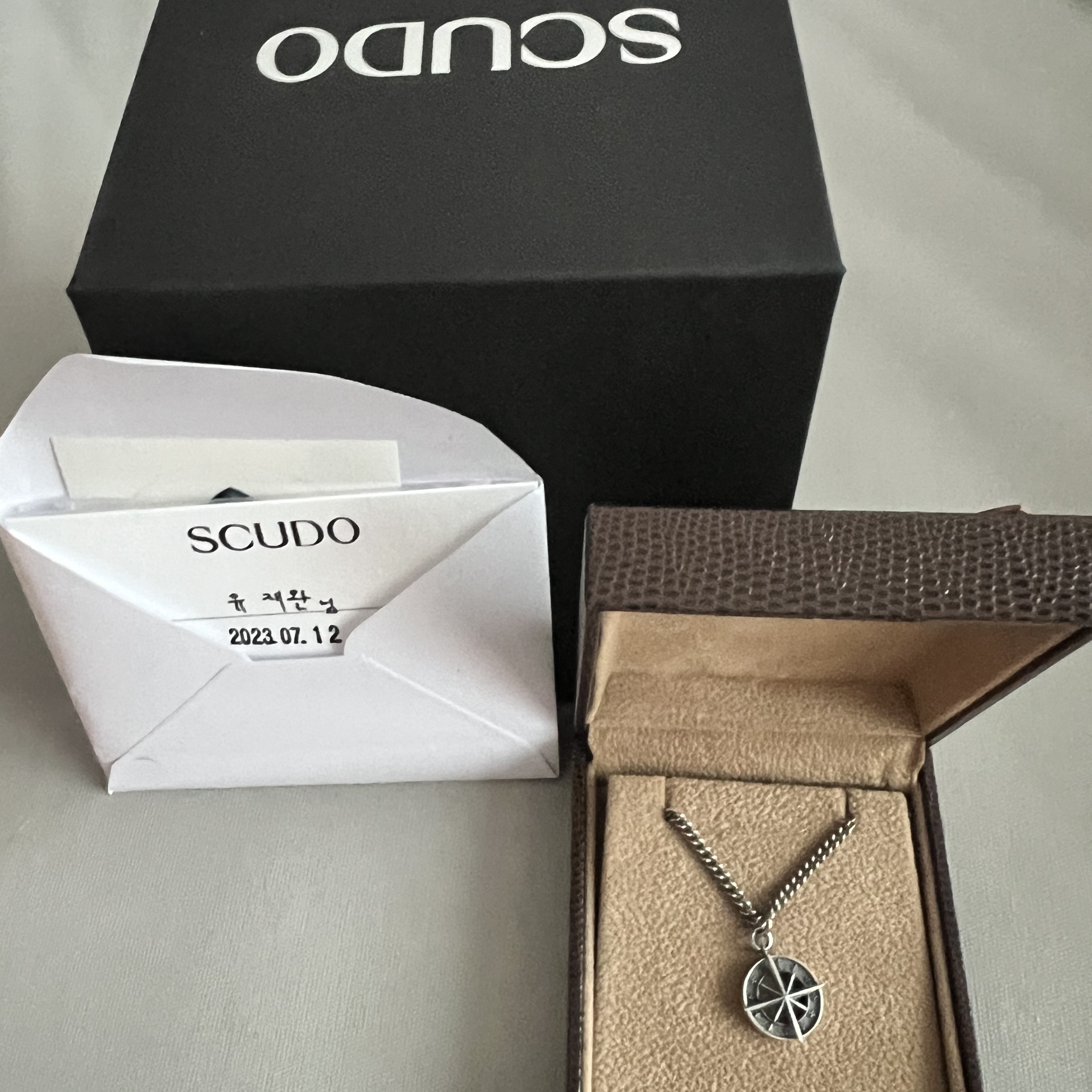 Scudo Vintage Compass Point Necklace 착용 스타일