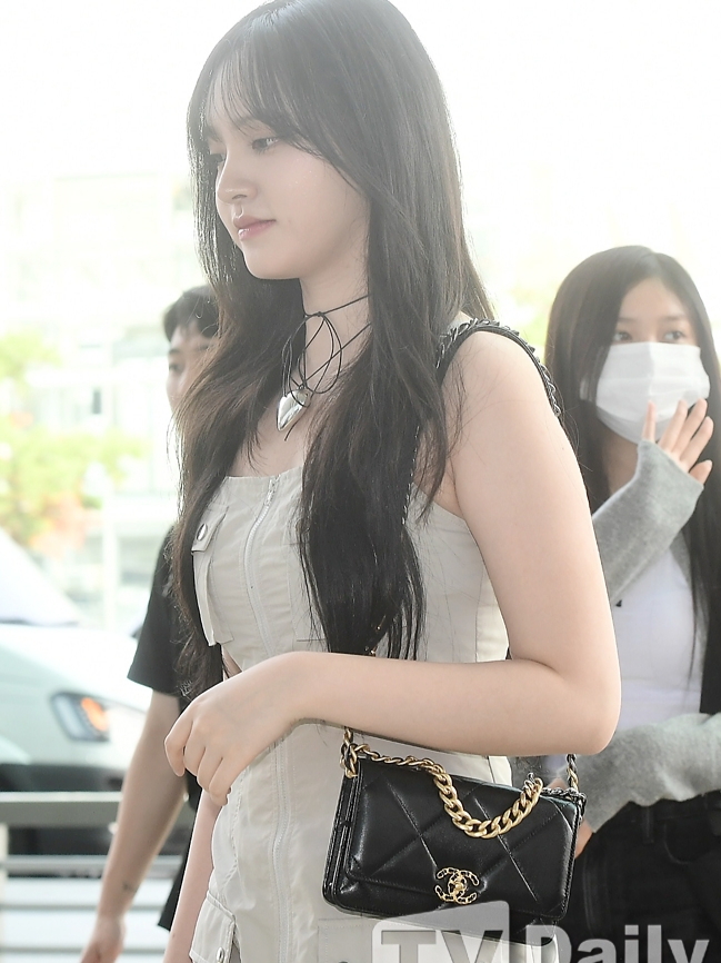 Chanel Medium 19 Handbag Lambskin & Gold Black 착용 스타일