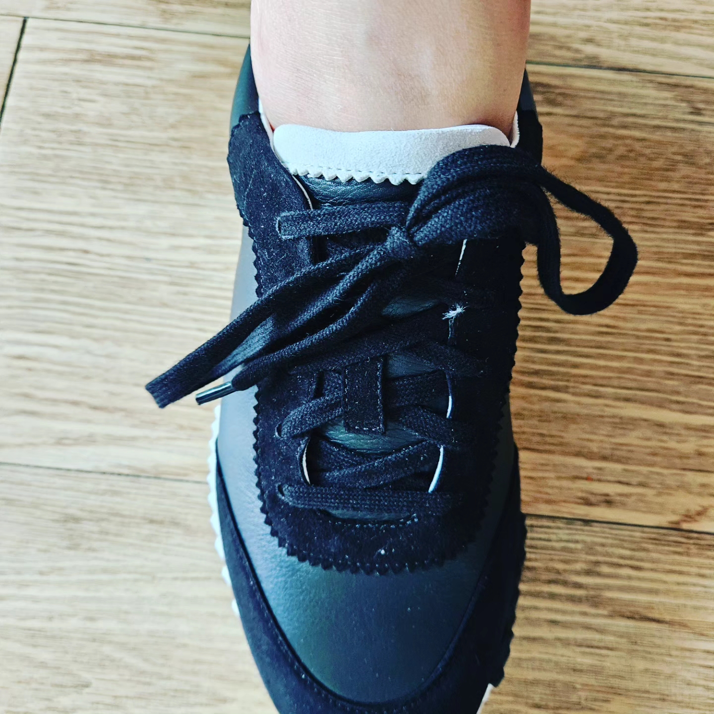 Hermes Bouncing Sneakers Calfskin Suede Goatskin & Noir 착용 스타일 - 2
