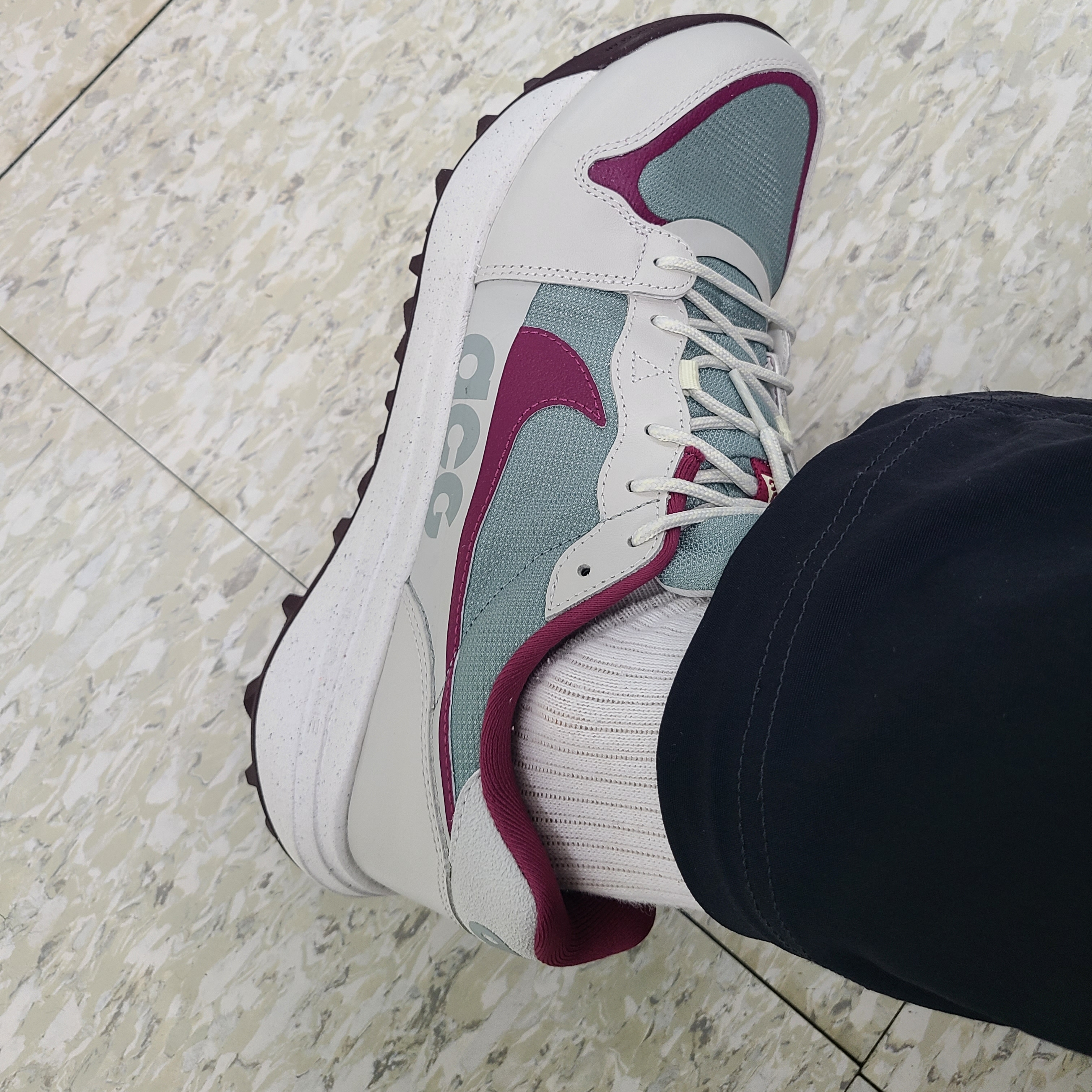 Nike ACG Lowcate Mica Green Light Bone, Nike ACG Smith Summit Cargo Pants Black - Asia 착용 스타일 - 3