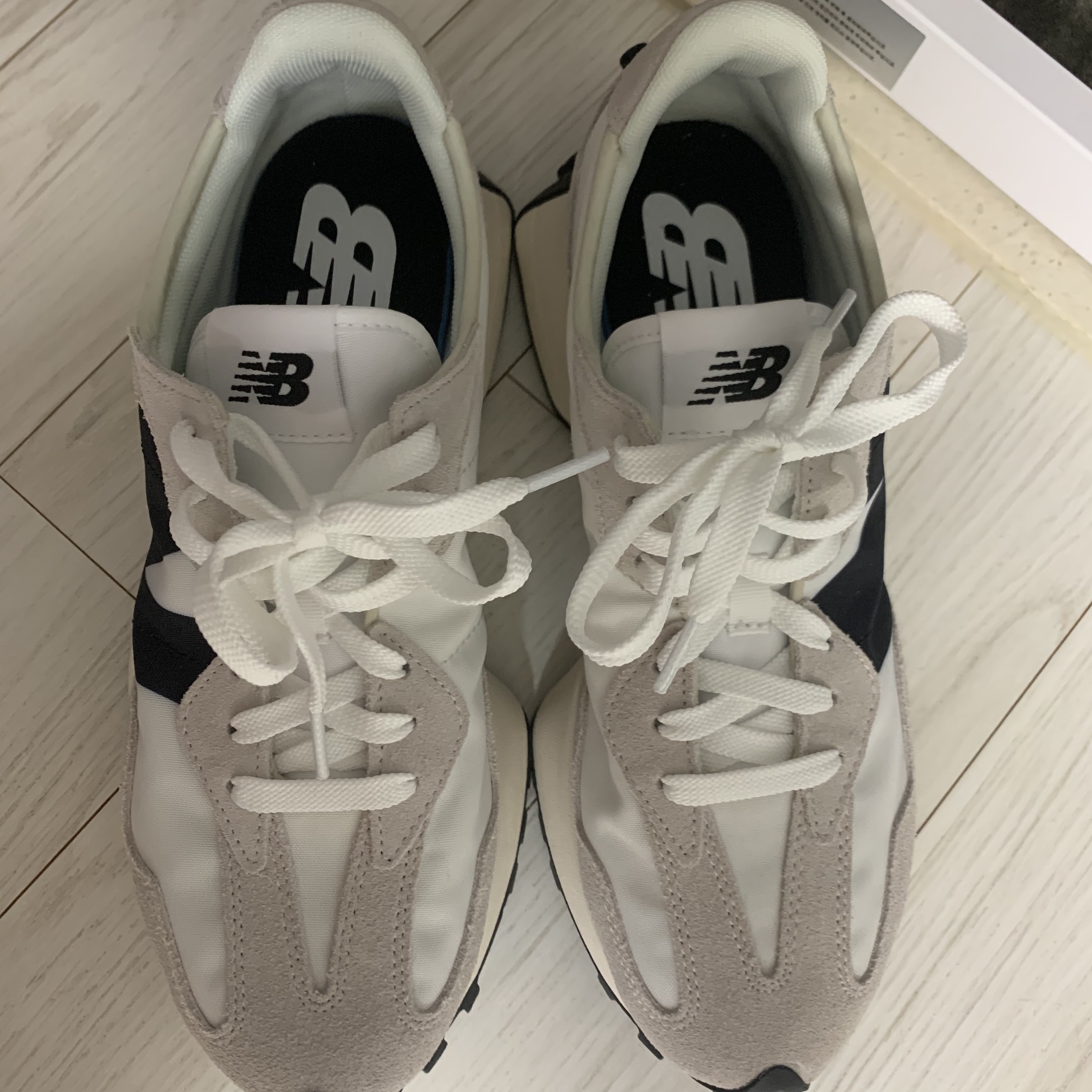 New Balance 327 White Black 착용 스타일 - 1