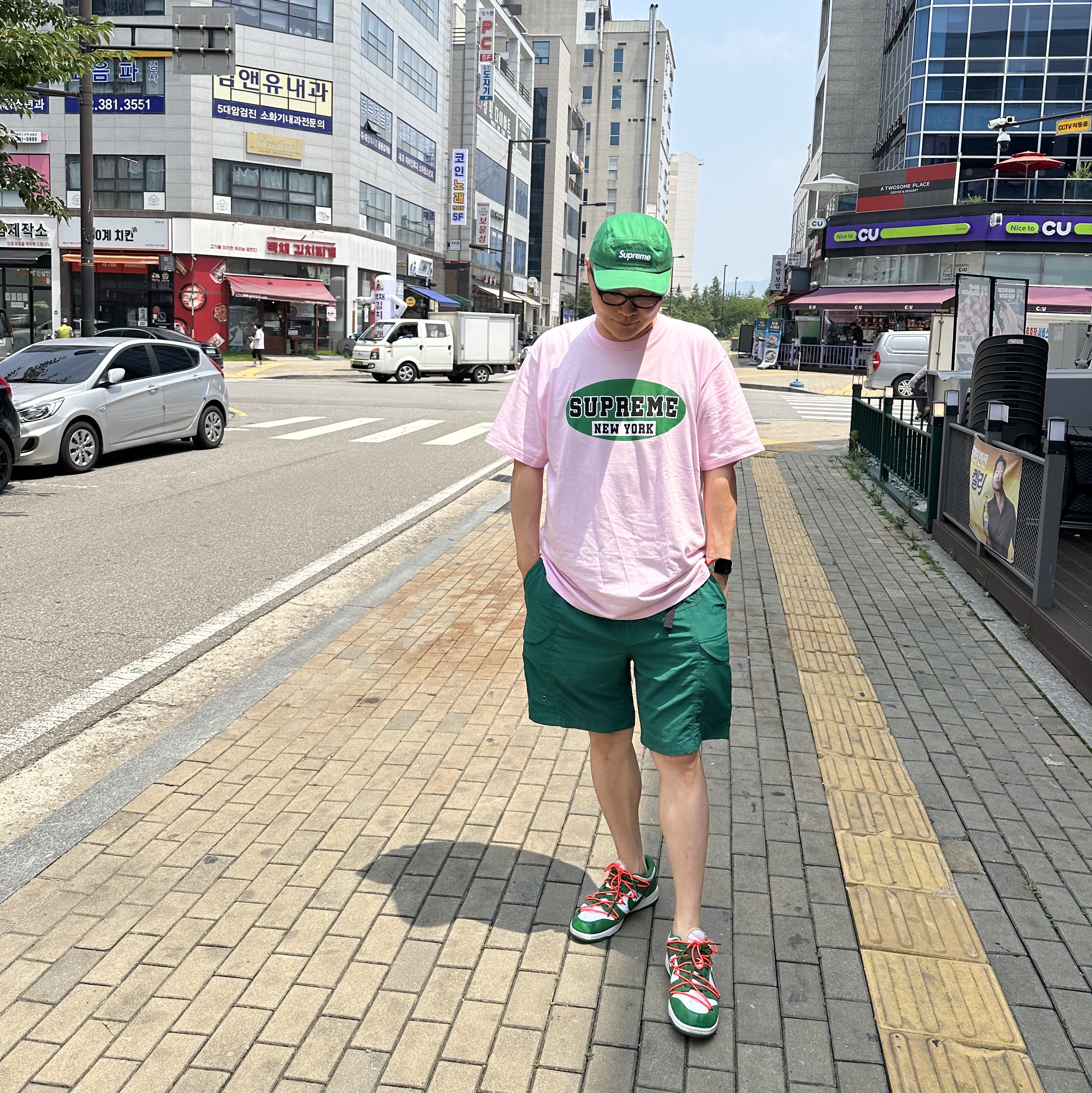 Supreme New York T-Shirt Light Pink - 23SS, Supreme x The North Face Trekking Packable Belted Shorts Dark Green - 22SS 착용 스타일