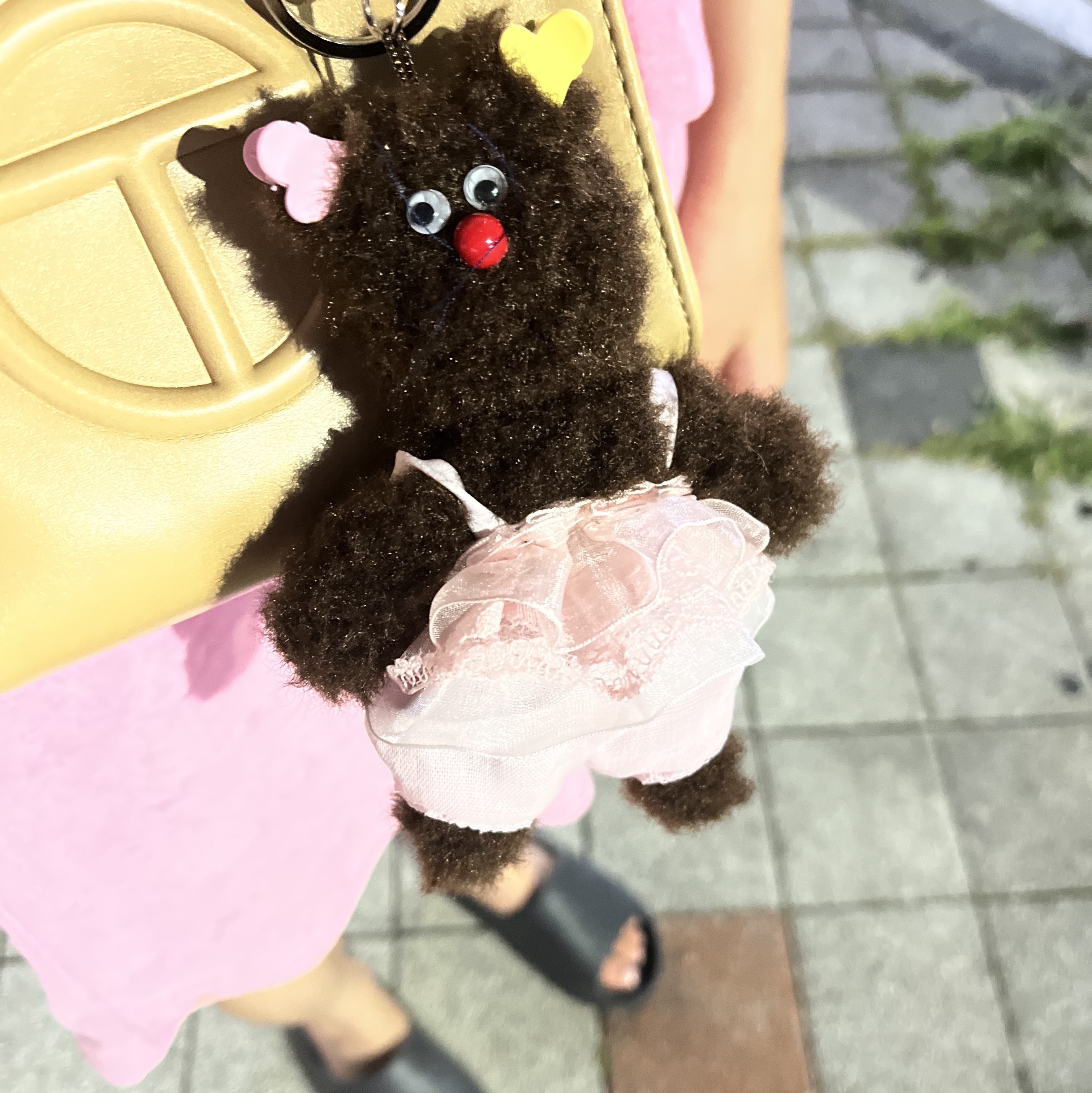 [KREAM 단독] Monamhee Bred Keyring with Pink Pants Brown, Adidas Yeezy Slide Onyx 착용 스타일