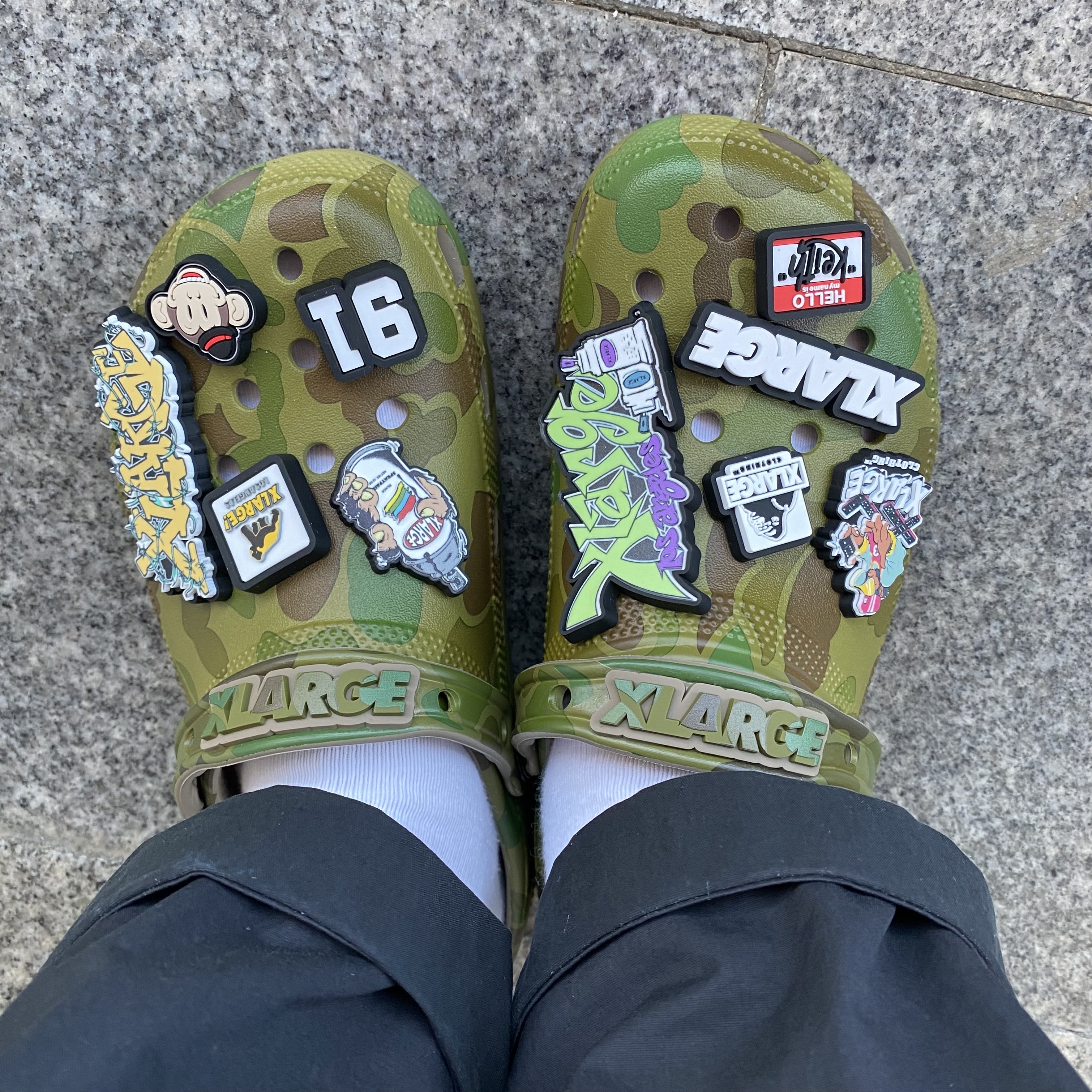 Crocs x XLarge Classic Clog Camo 착용 스타일