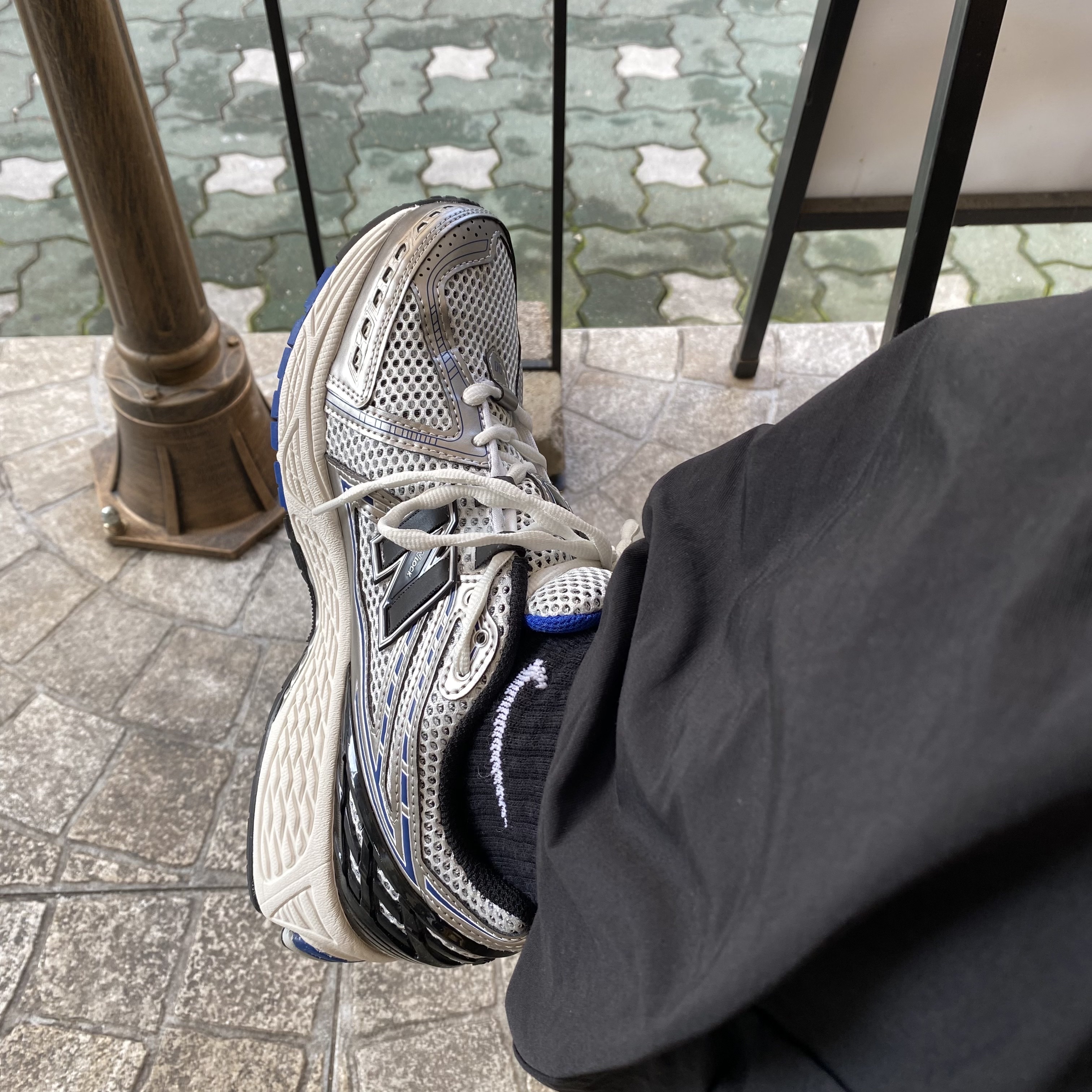 New Balance 1906R Silver Metallic, Apple Watch Series 7 45mm Cellular Silver Stainless Steel Case with Sport Band Starlight (Korean Ver.) 착용 스타일 - 5