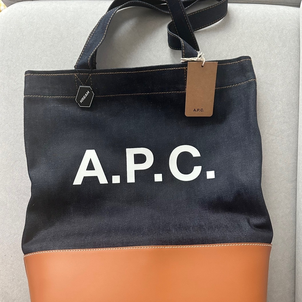 A.P.C. Axelle Tote Bag Denim Caramel 착용 스타일 - 1