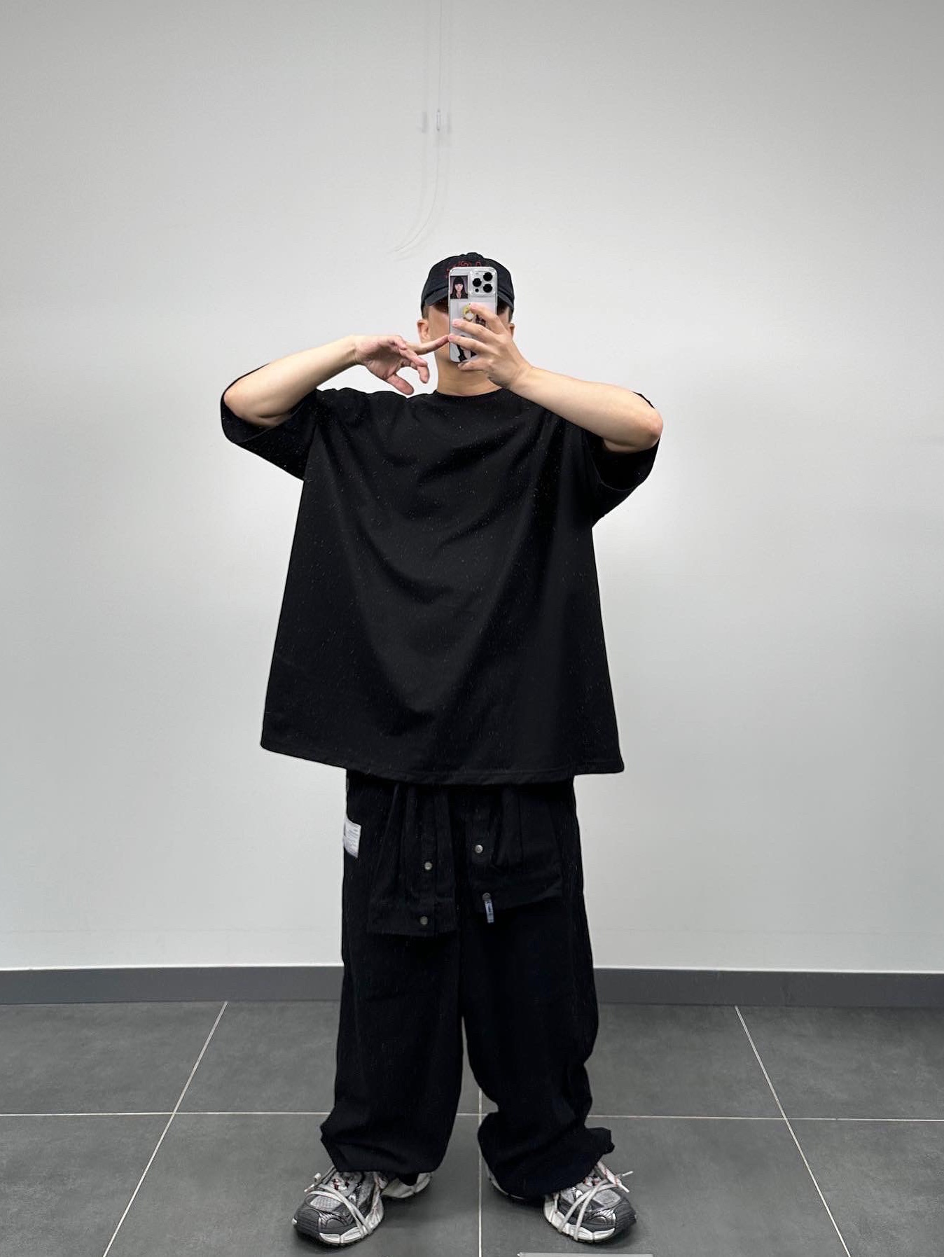 Balenciaga 3XL Sneakers Grey White Red 착용 스타일 - 1
