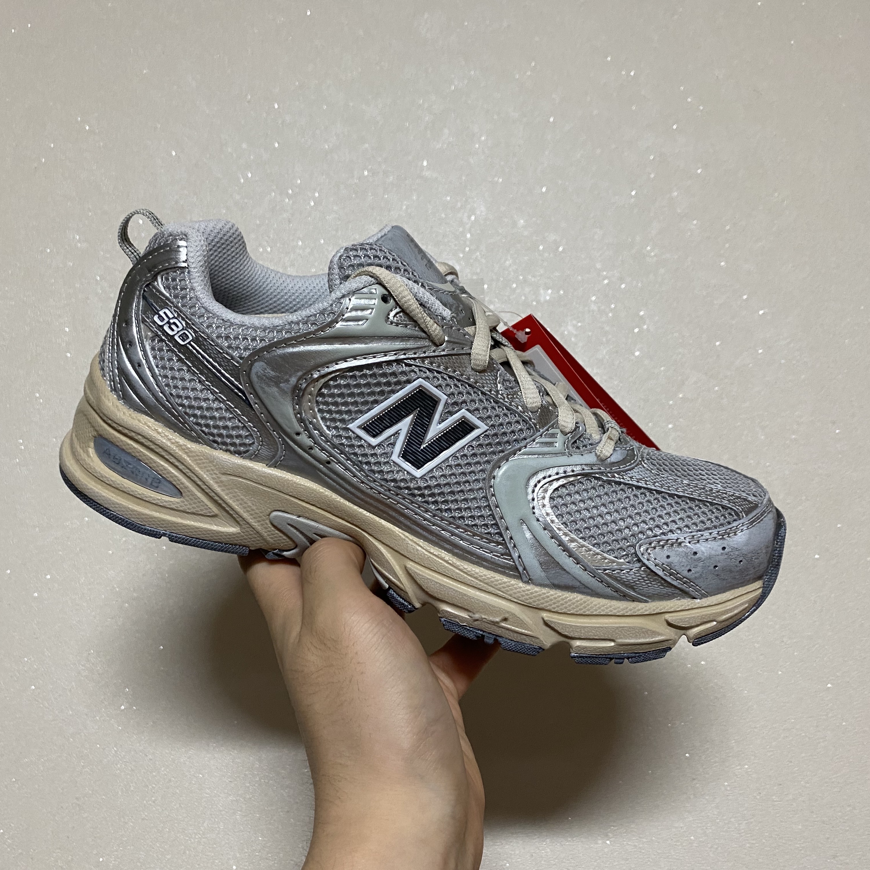 New Balance 530 Vintage Metallic Silver 착용 스타일