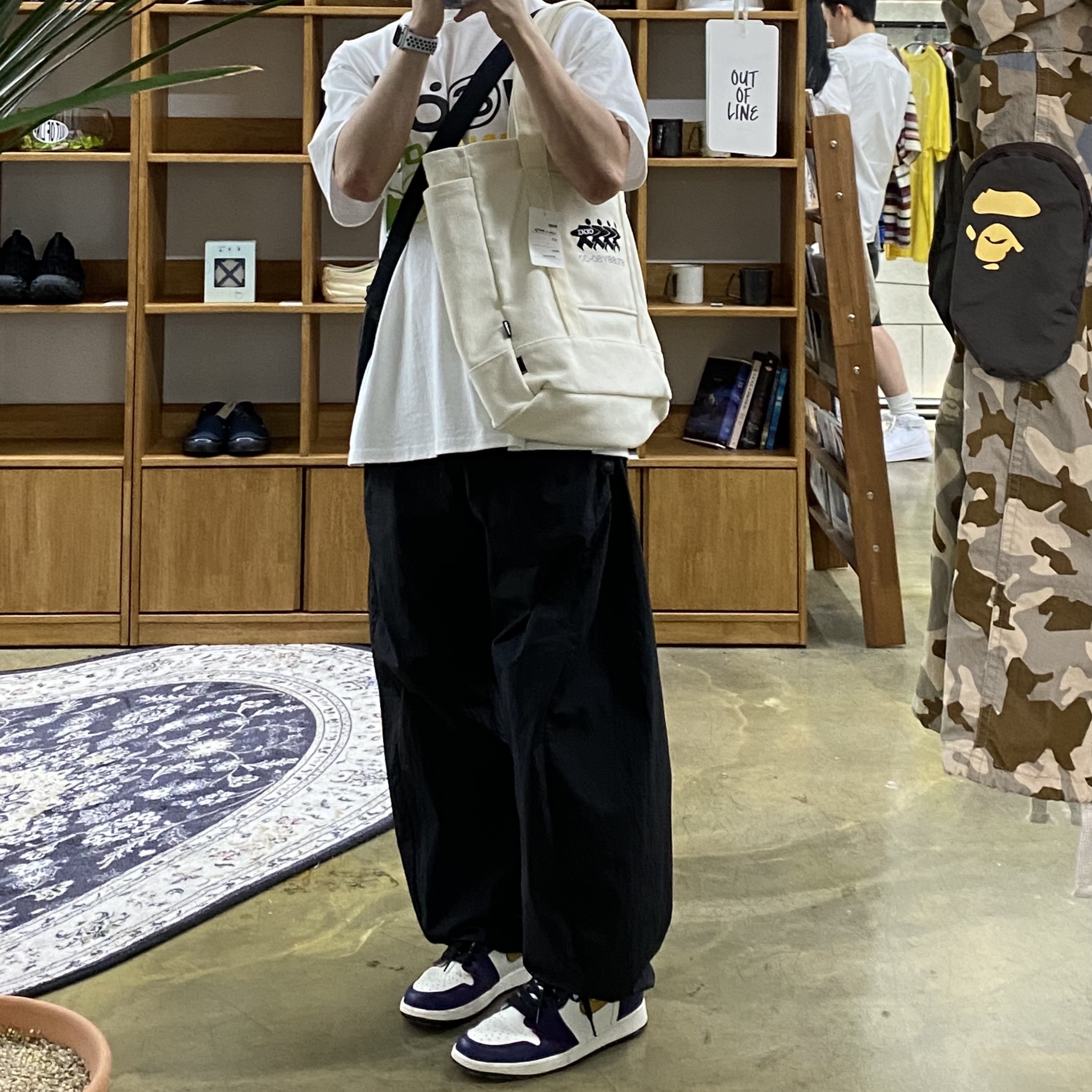 Stussy x CDG Canvas Tote Natural, Jordan 1 Retro High OG Defiant SB LA to Chicago 착용 스타일