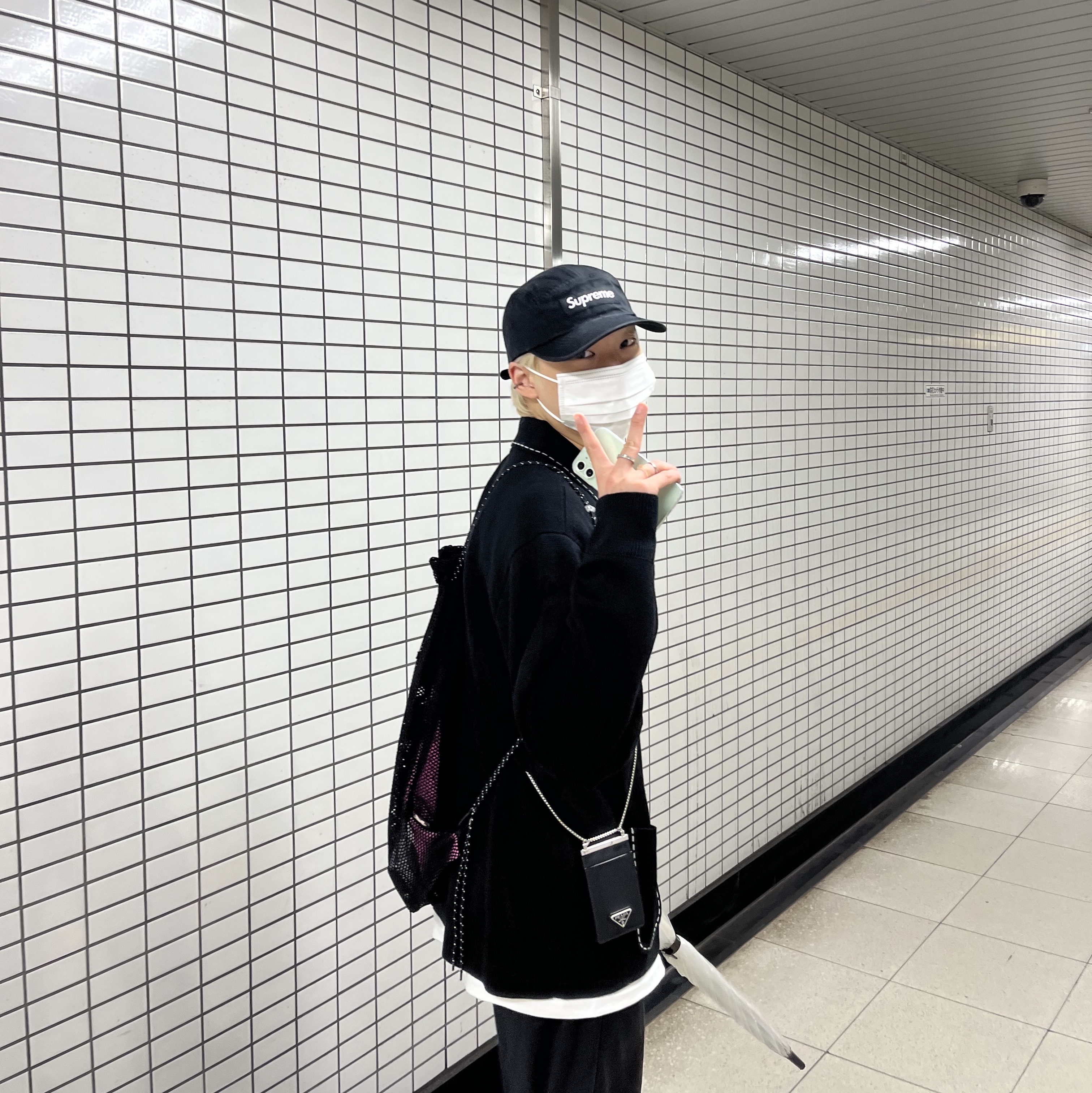 Supreme Contrast Stitch Button Up Sweater Black - 22FW, Supreme Washed Chino Twill Camp Cap Black 착용 스타일 - 3