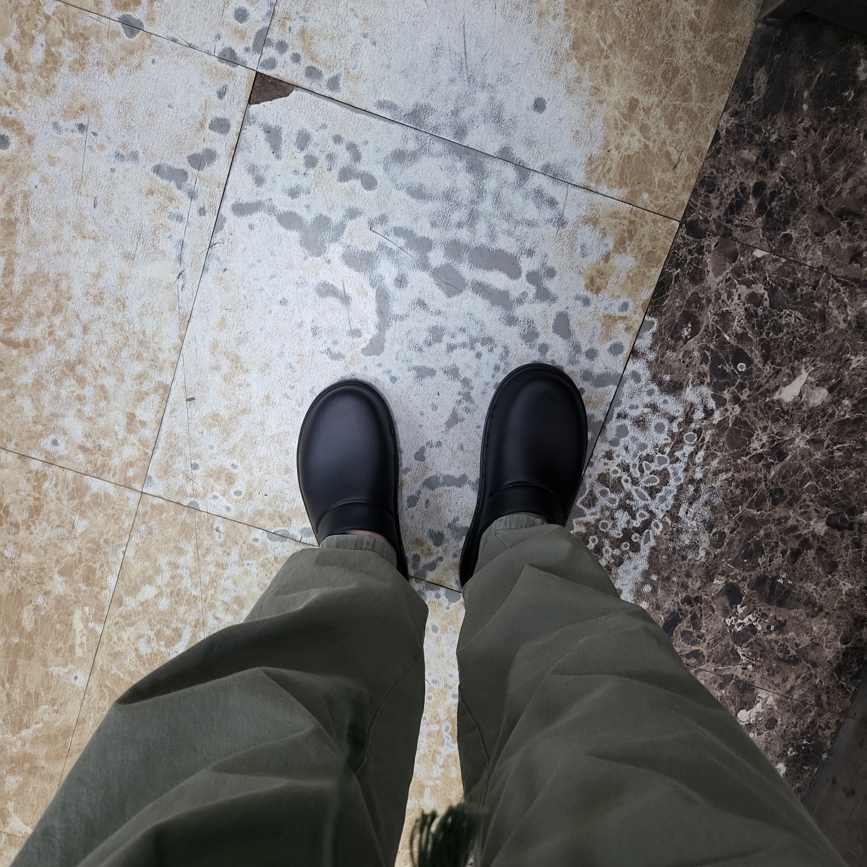 Oofos OOCloog Black 착용 스타일